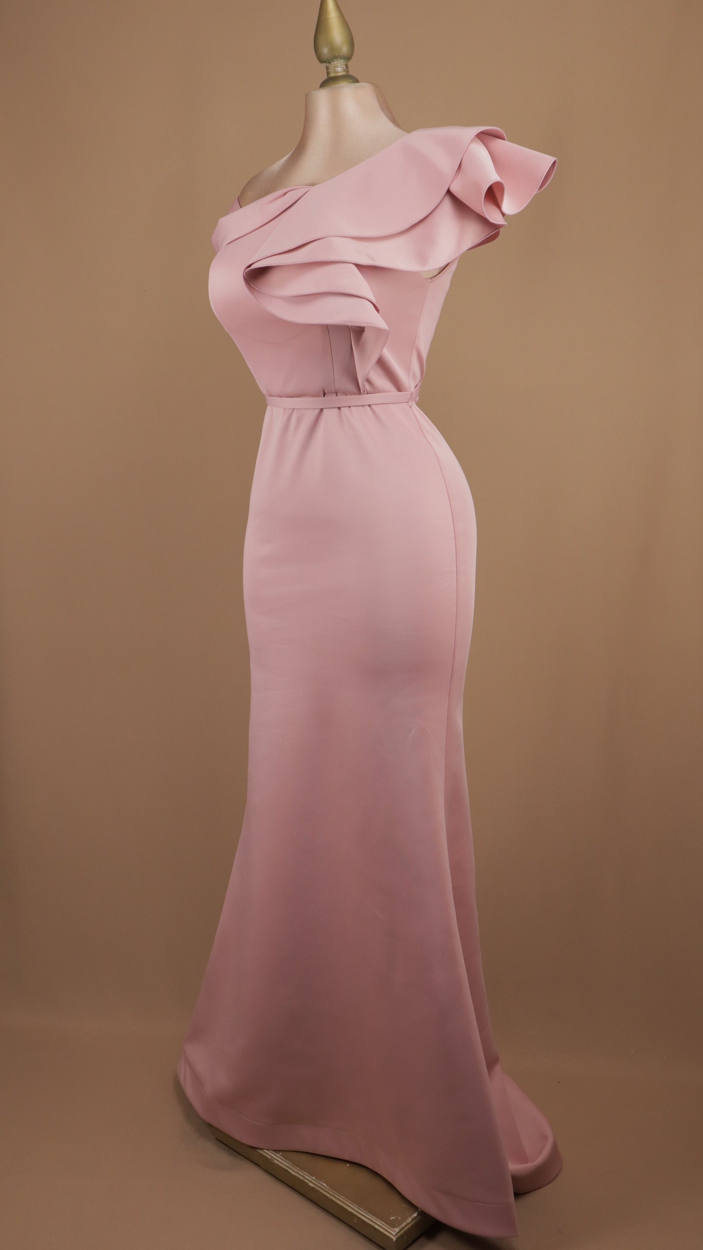 Vestido largo asimétrico con escarola en hombro