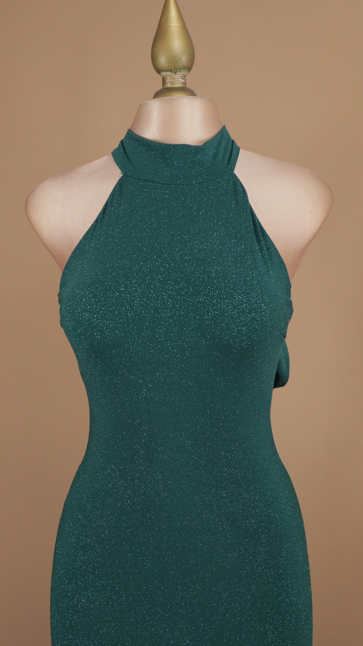 Vestido largo cuello halter con destellos