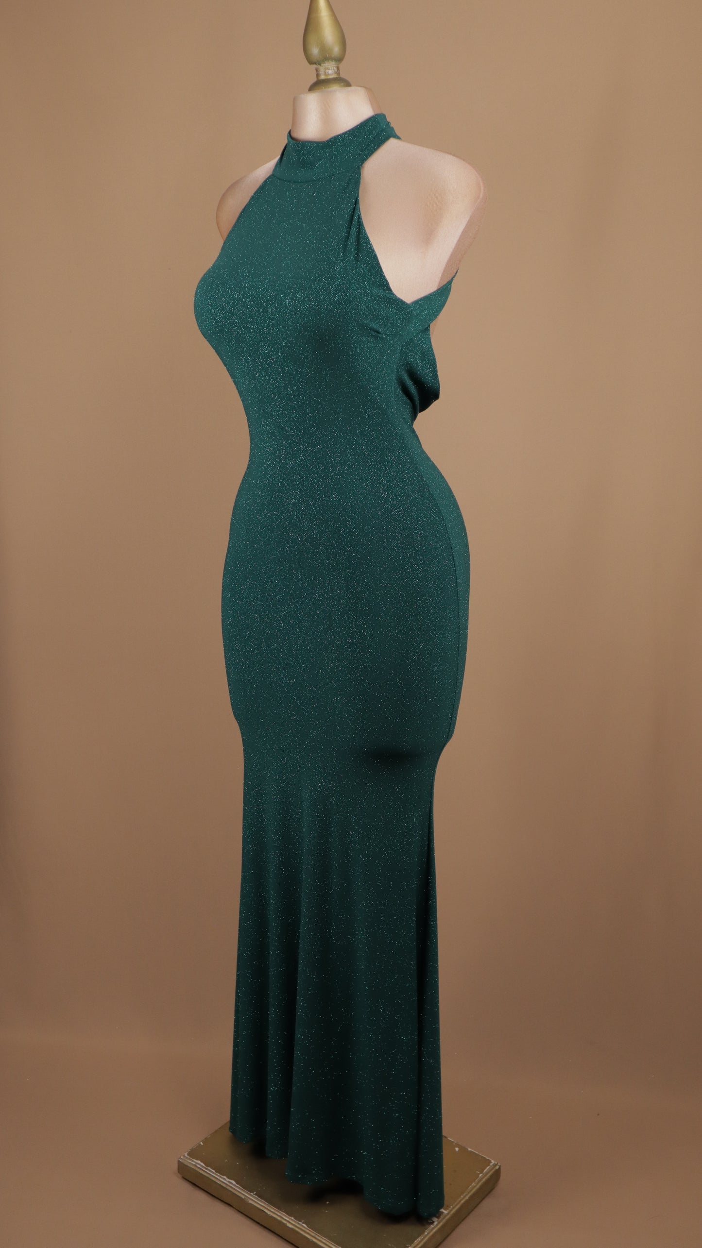 Vestido largo cuello halter con destellos