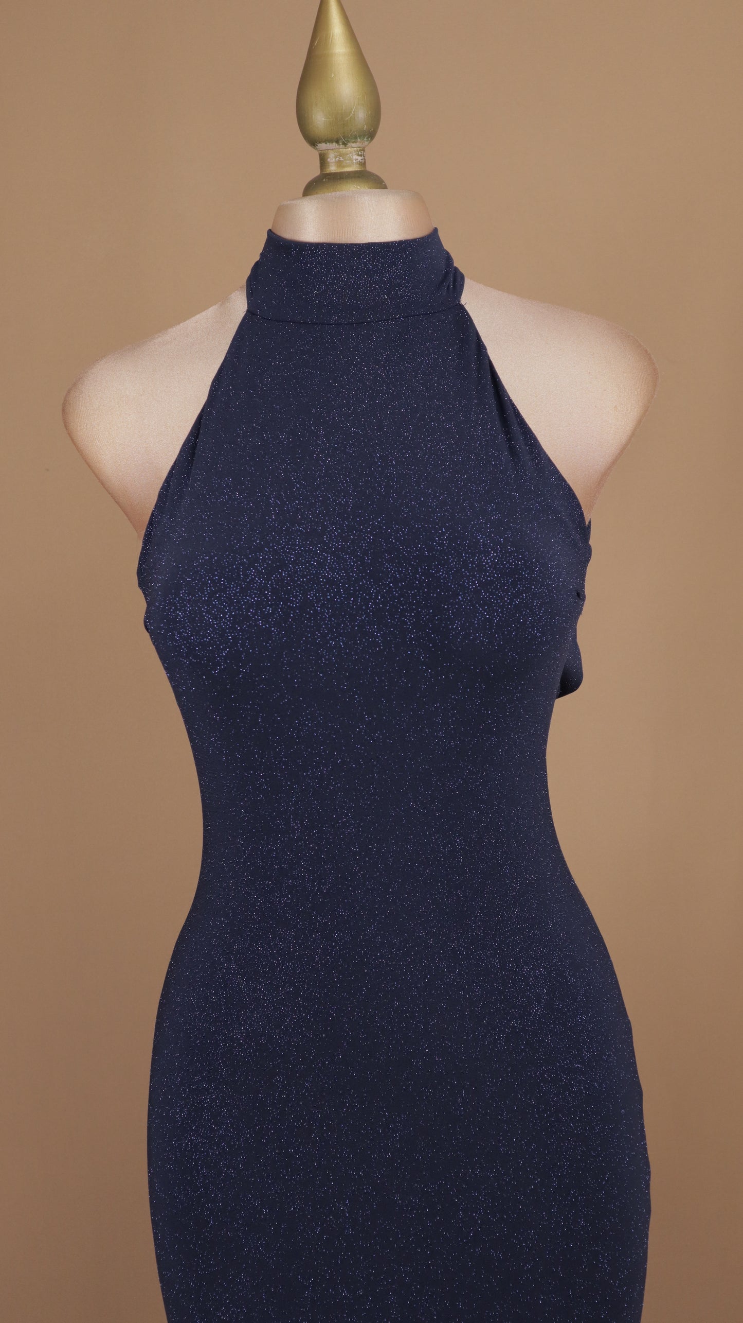 Vestido largo cuello halter con destellos