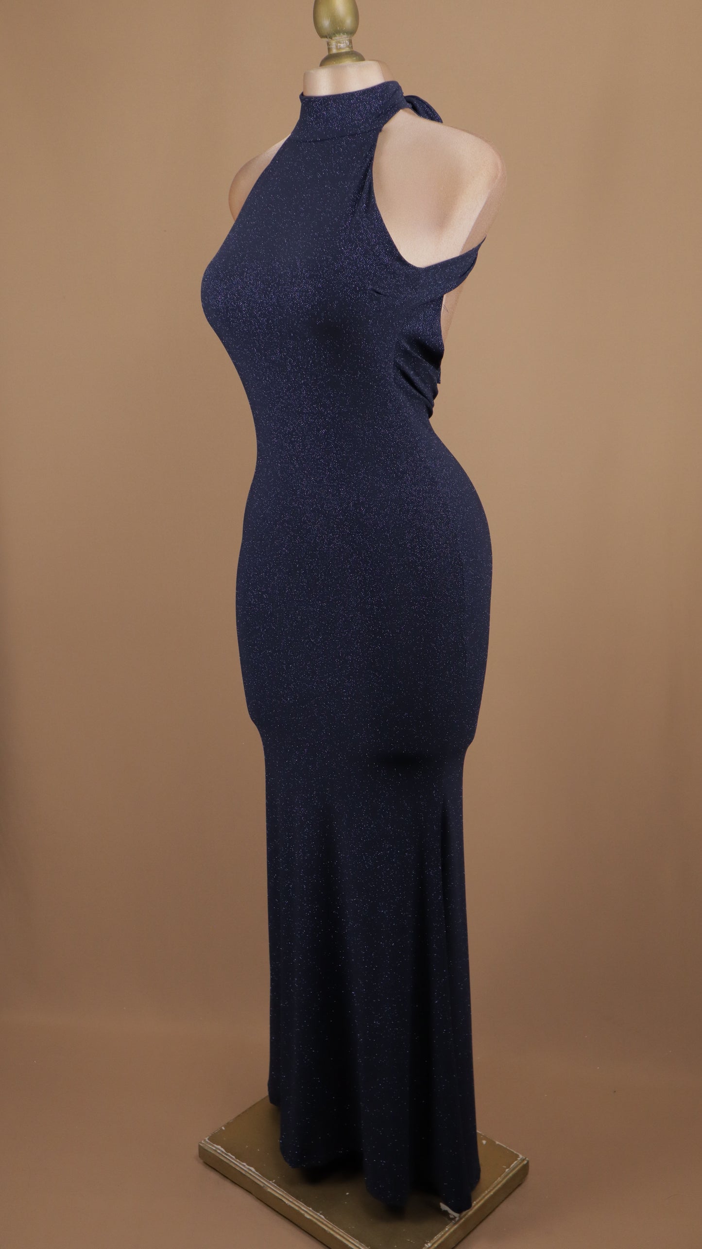 Vestido largo cuello halter con destellos