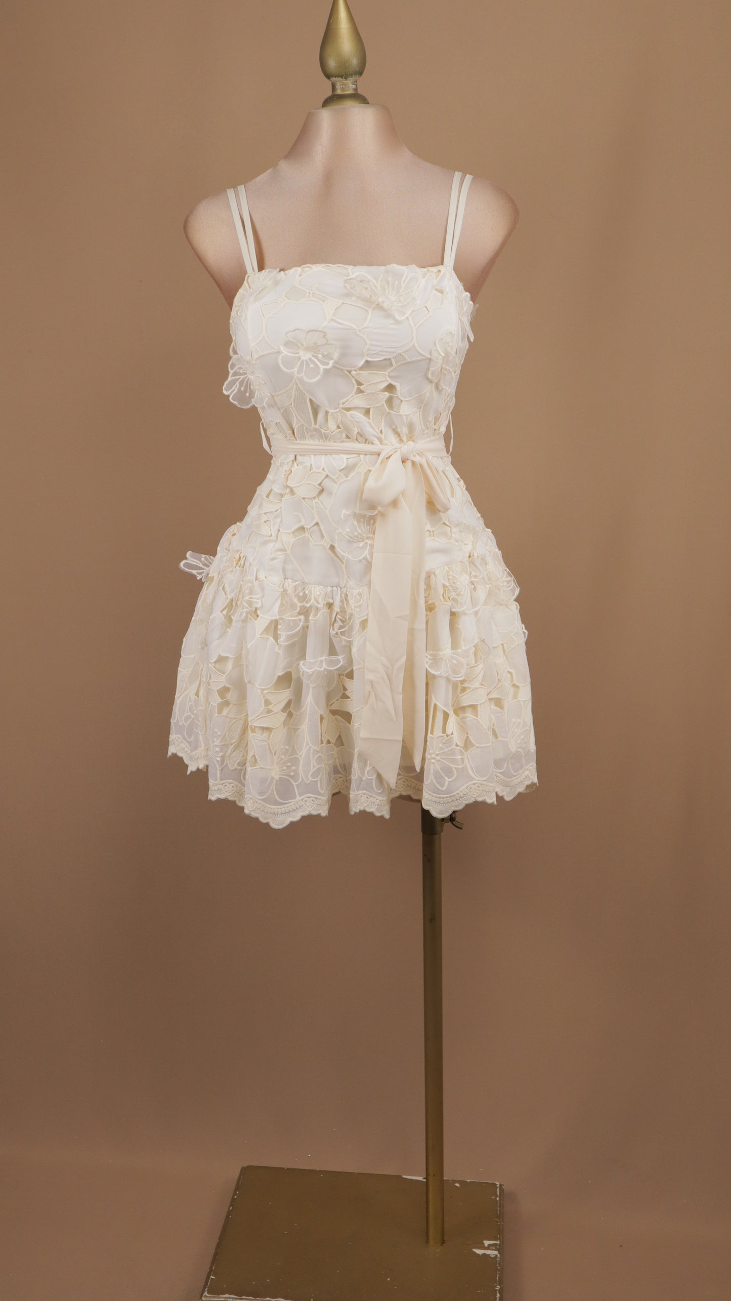 Vestido corto con encaje en 3D