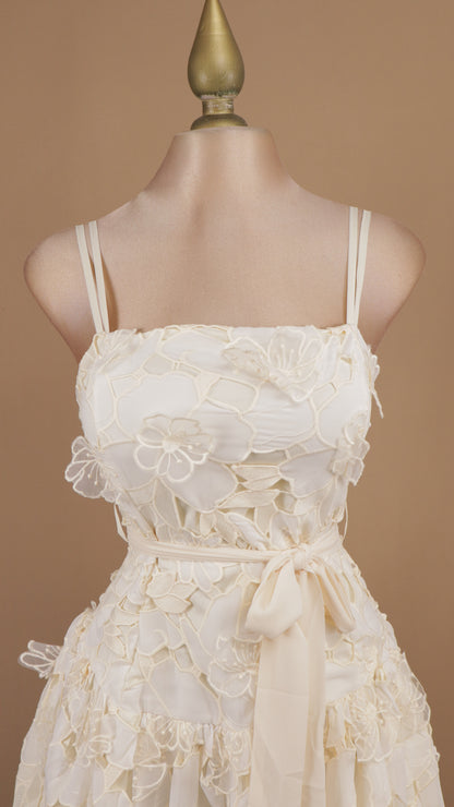 Vestido corto con encaje en 3D