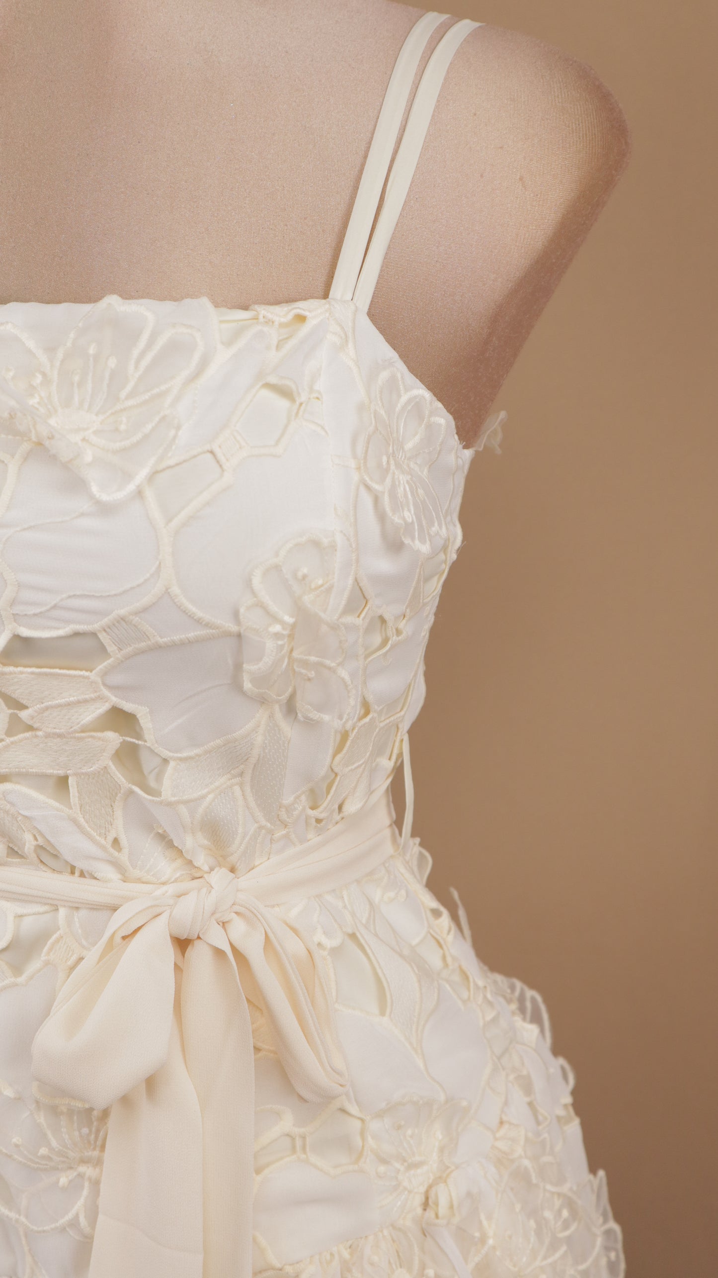 Vestido corto con encaje en 3D