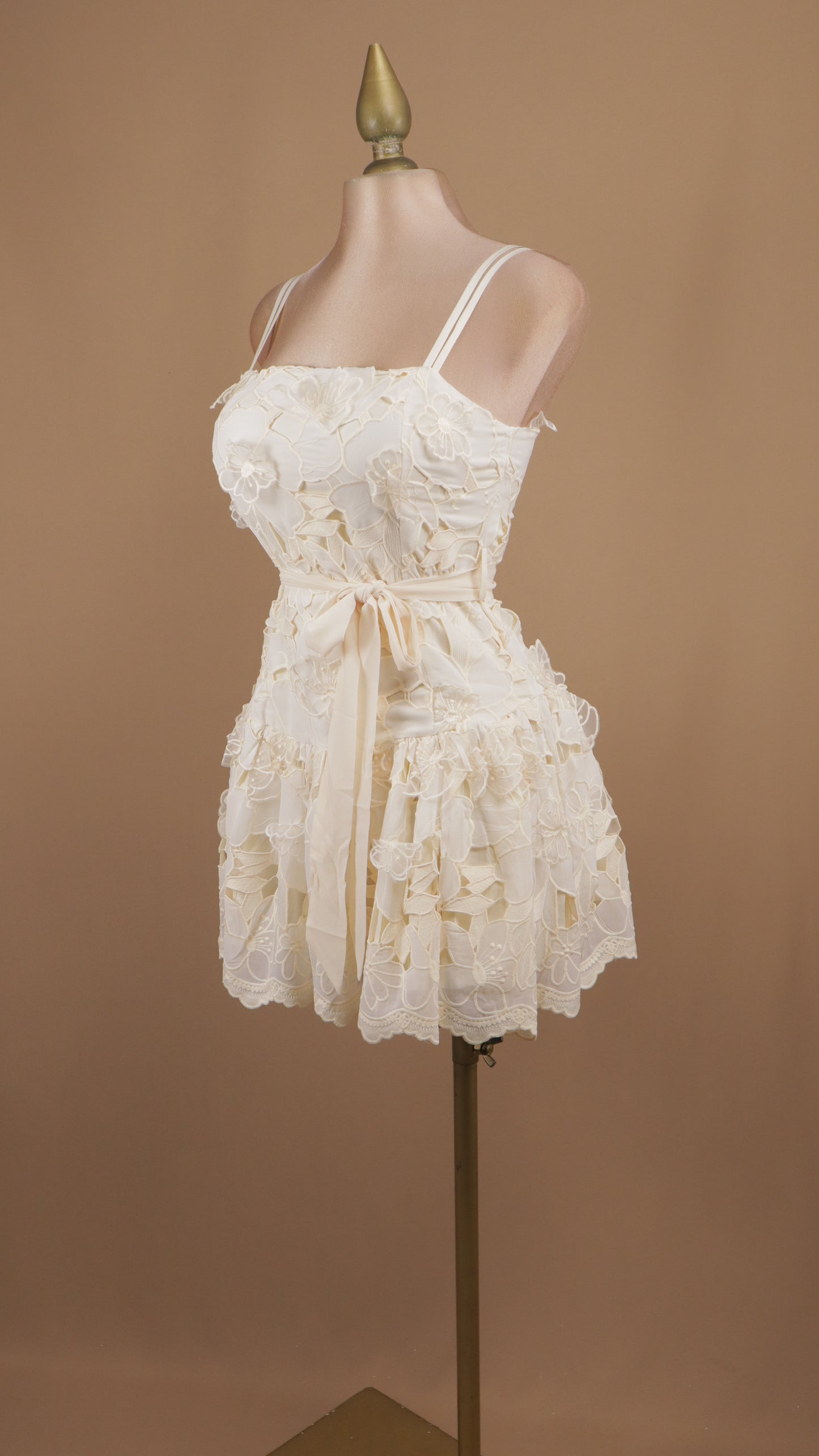 Vestido corto con encaje en 3D