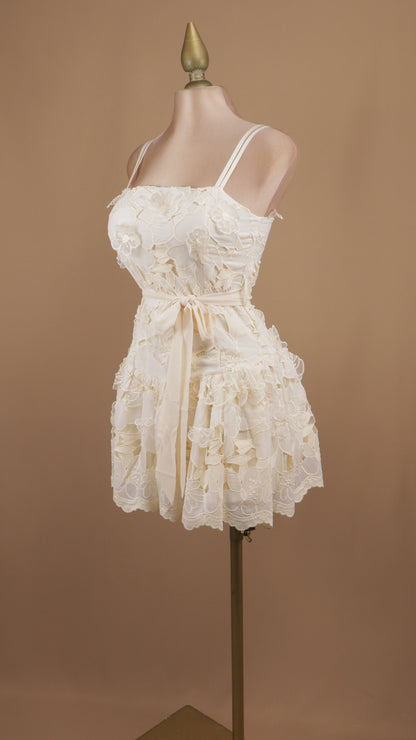 Vestido corto con encaje en 3D