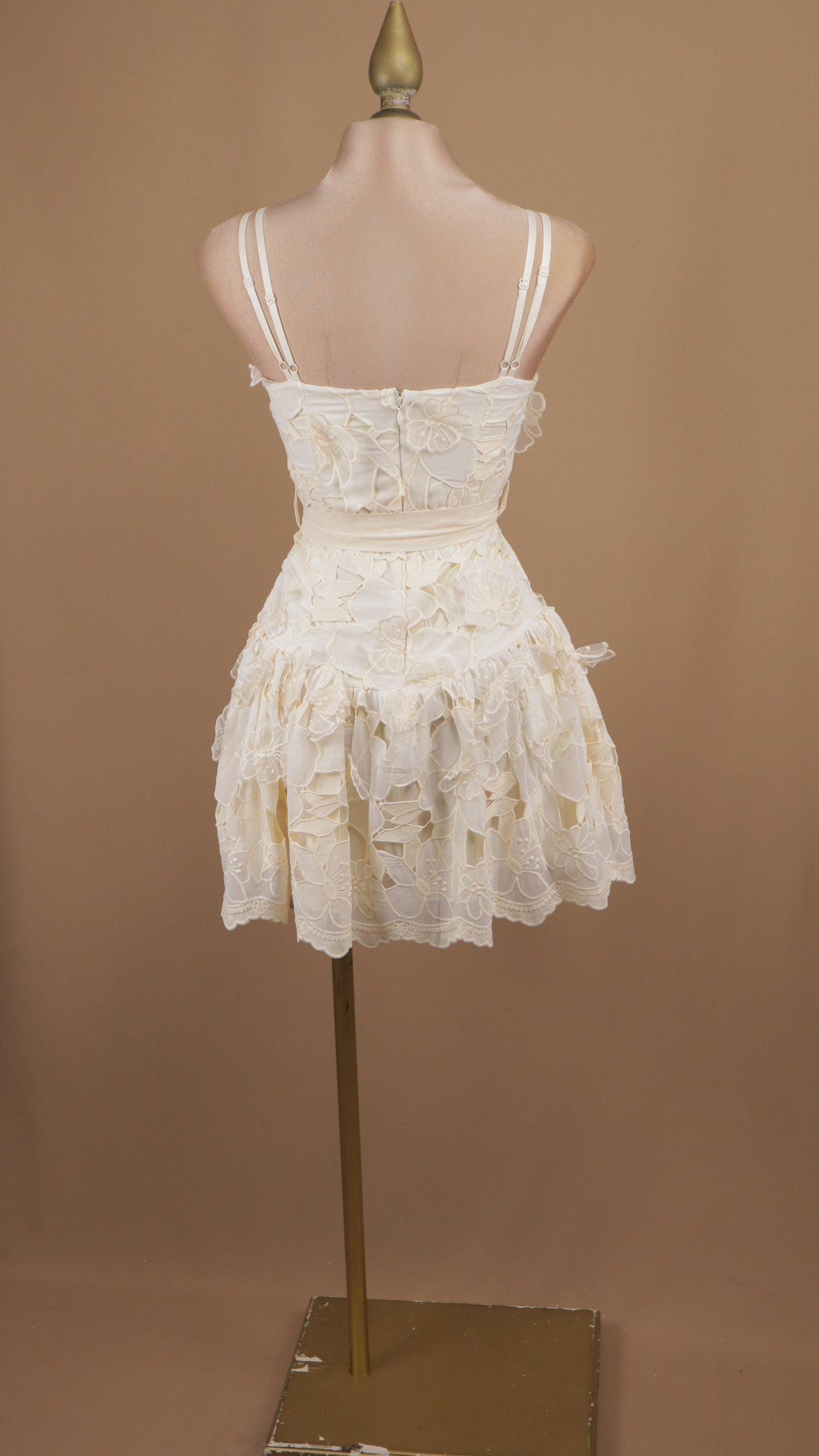 Vestido corto con encaje en 3D