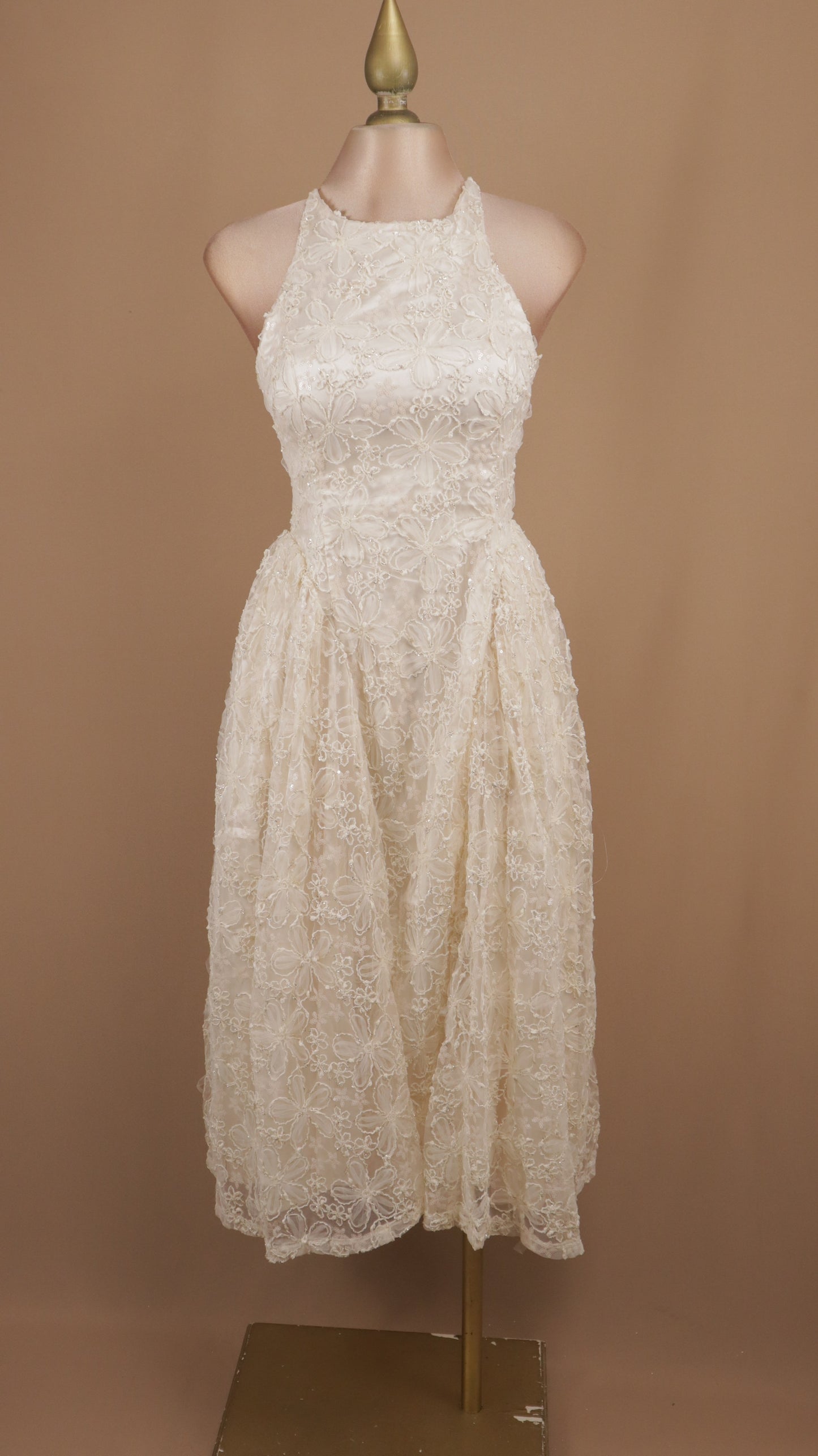 Vestido midi cuello halter con destellos