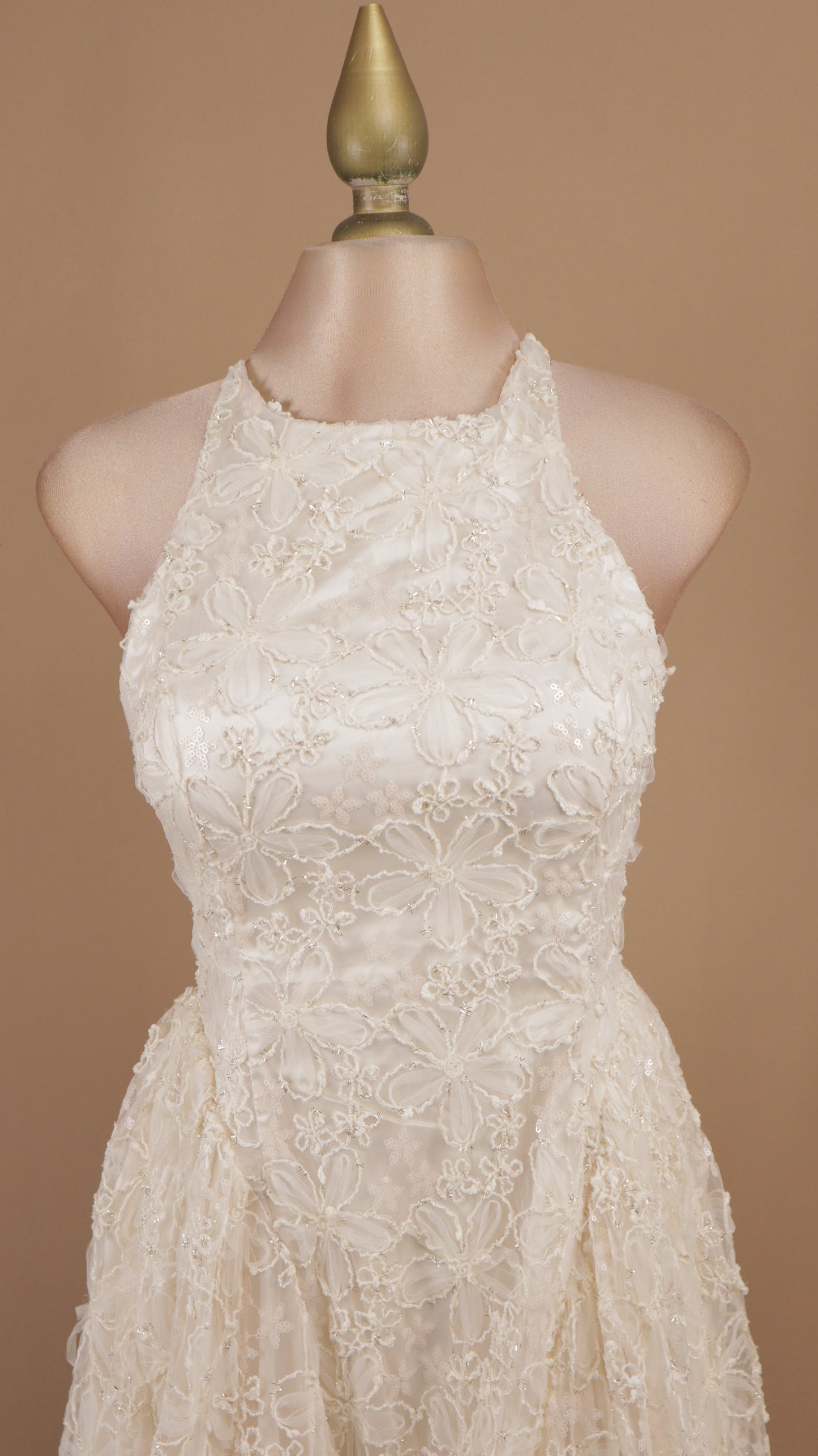Vestido midi cuello halter con destellos