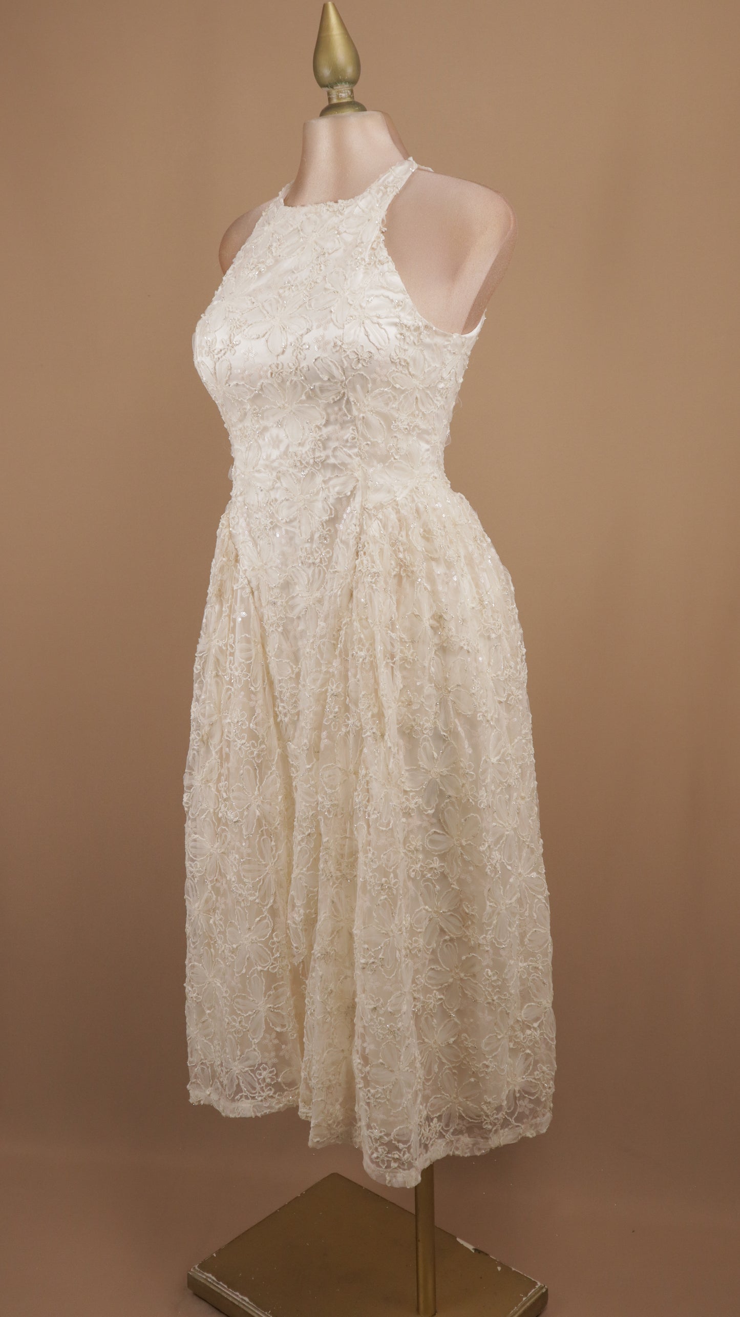 Vestido midi cuello halter con destellos