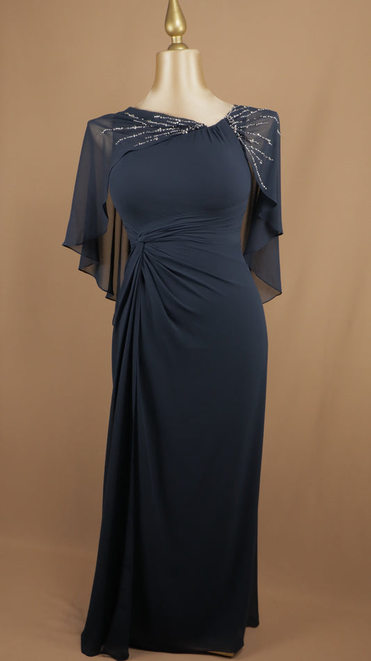 Vestido largo talla extra con capa y aplicación en los hombros