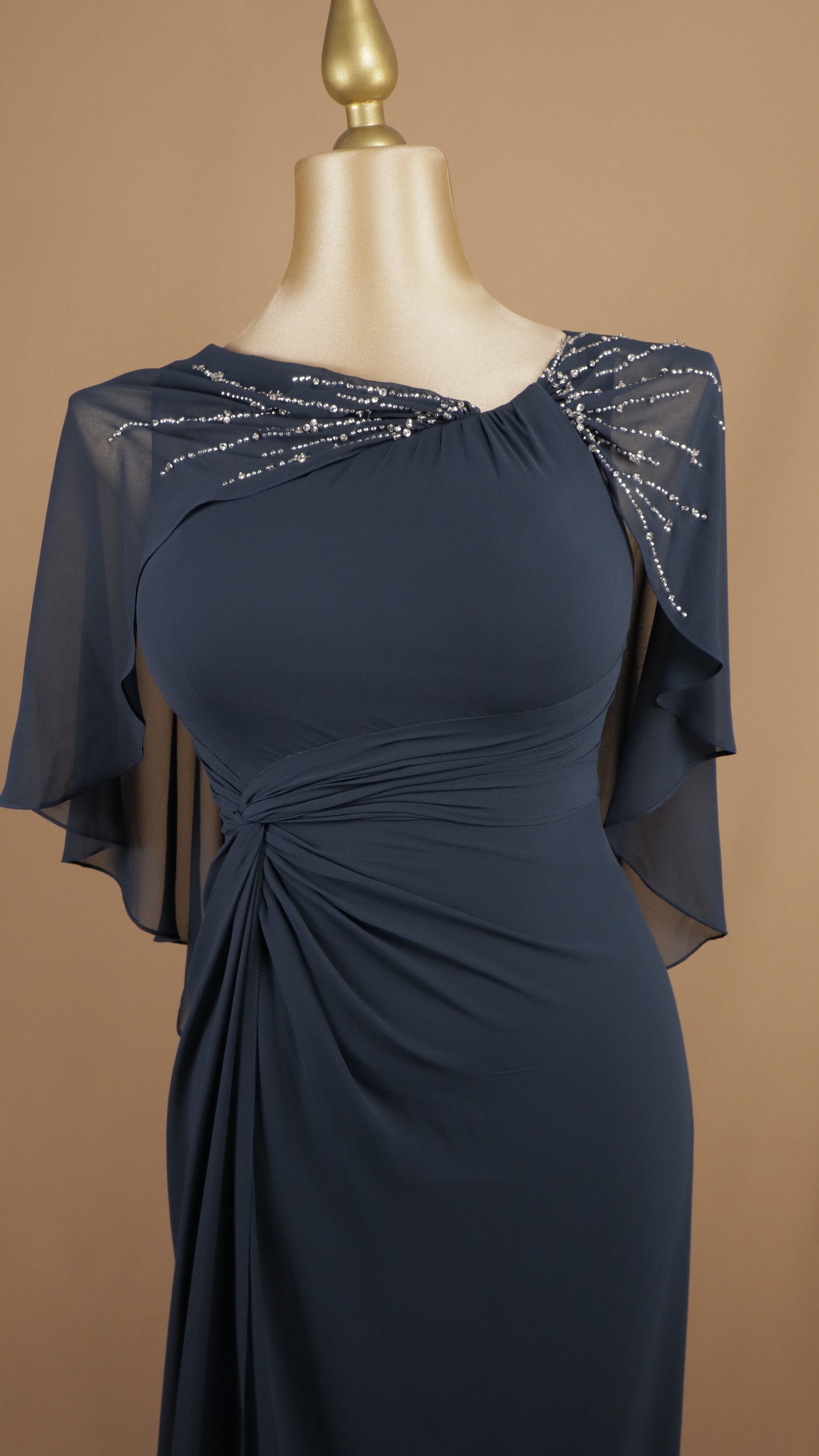 Vestido largo talla extra con capa y aplicación en los hombros
