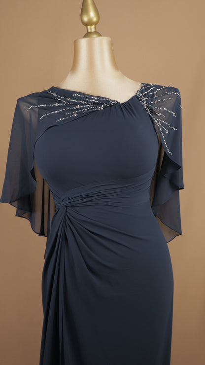 Vestido largo talla extra con capa y aplicación en los hombros