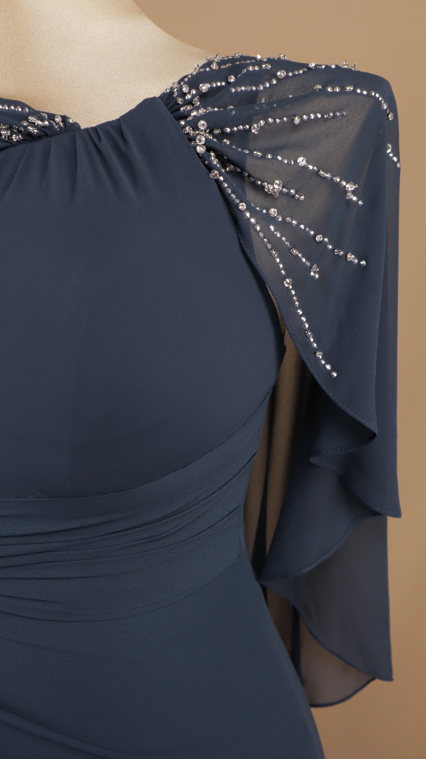 Vestido largo talla extra con capa y aplicación en los hombros