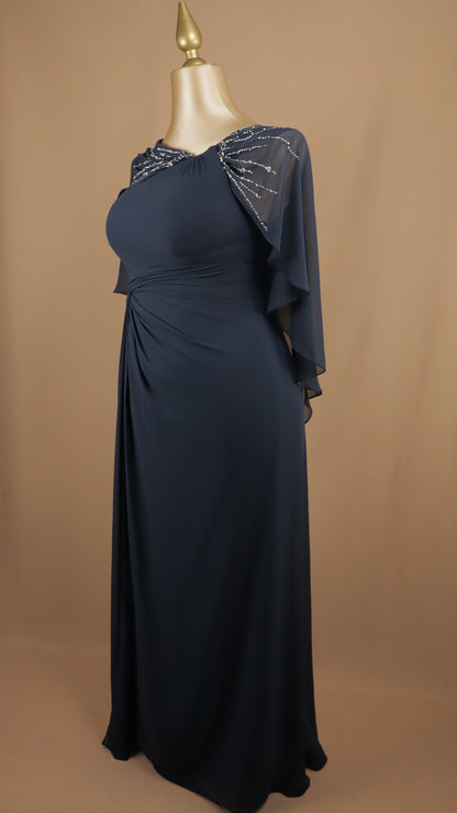 Vestido largo talla extra con capa y aplicación en los hombros