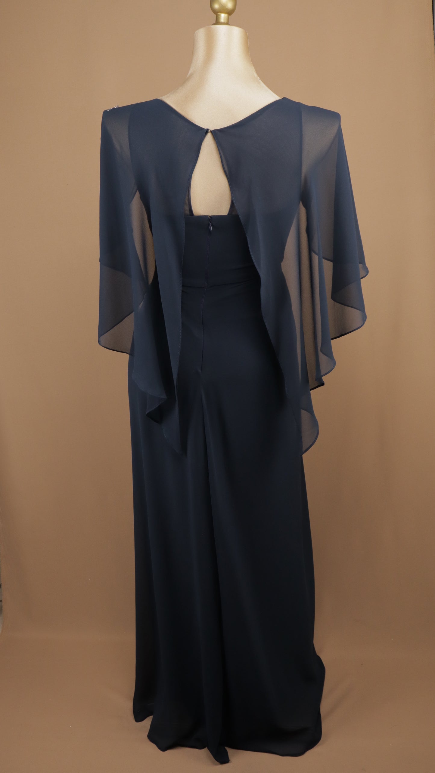 Vestido largo talla extra con capa y aplicación en los hombros