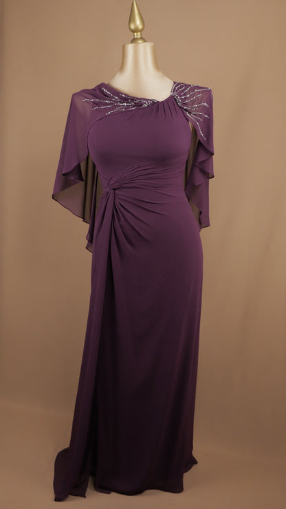 Vestido largo talla extra con capa y aplicación en los hombros