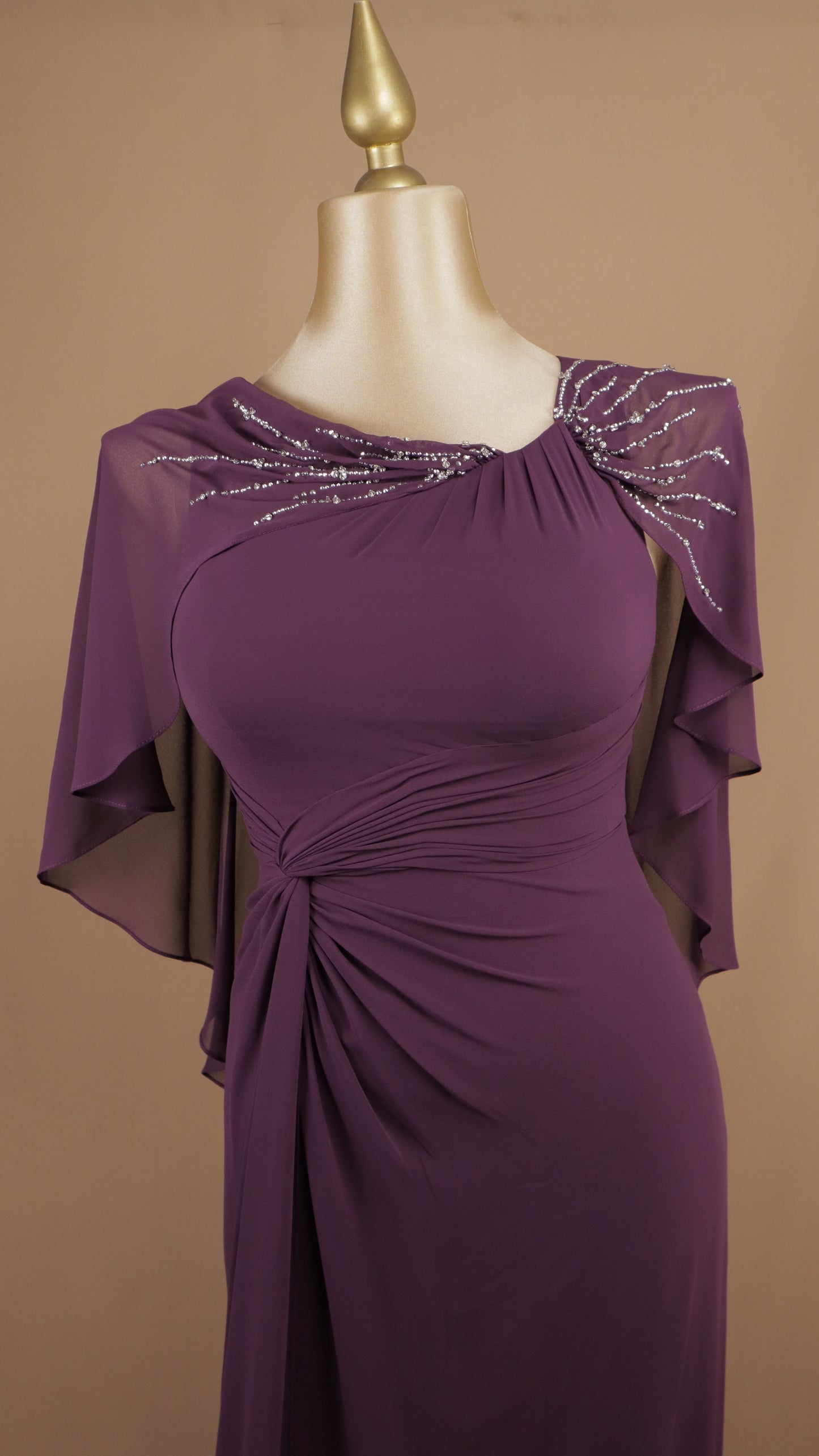Vestido largo talla extra con capa y aplicación en los hombros