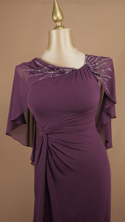 Vestido largo talla extra con capa y aplicación en los hombros