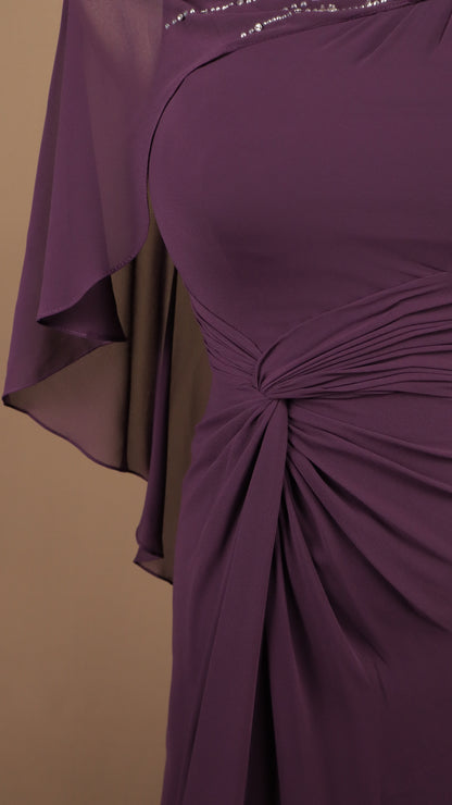 Vestido largo talla extra con capa y aplicación en los hombros