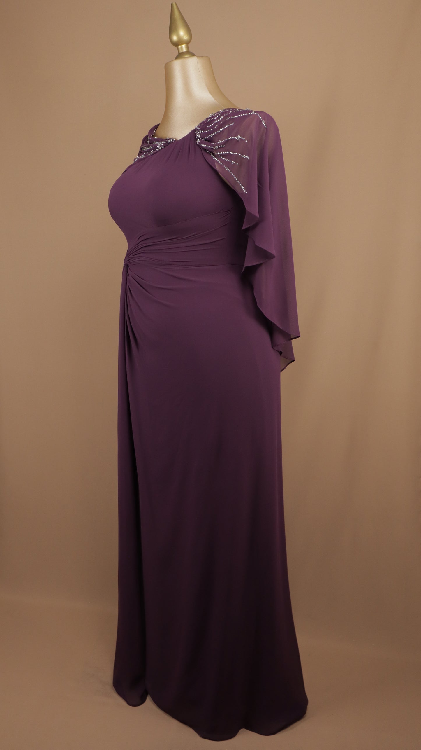 Vestido largo talla extra con capa y aplicación en los hombros