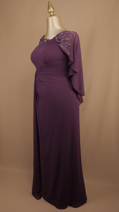 Vestido largo talla extra con capa y aplicación en los hombros