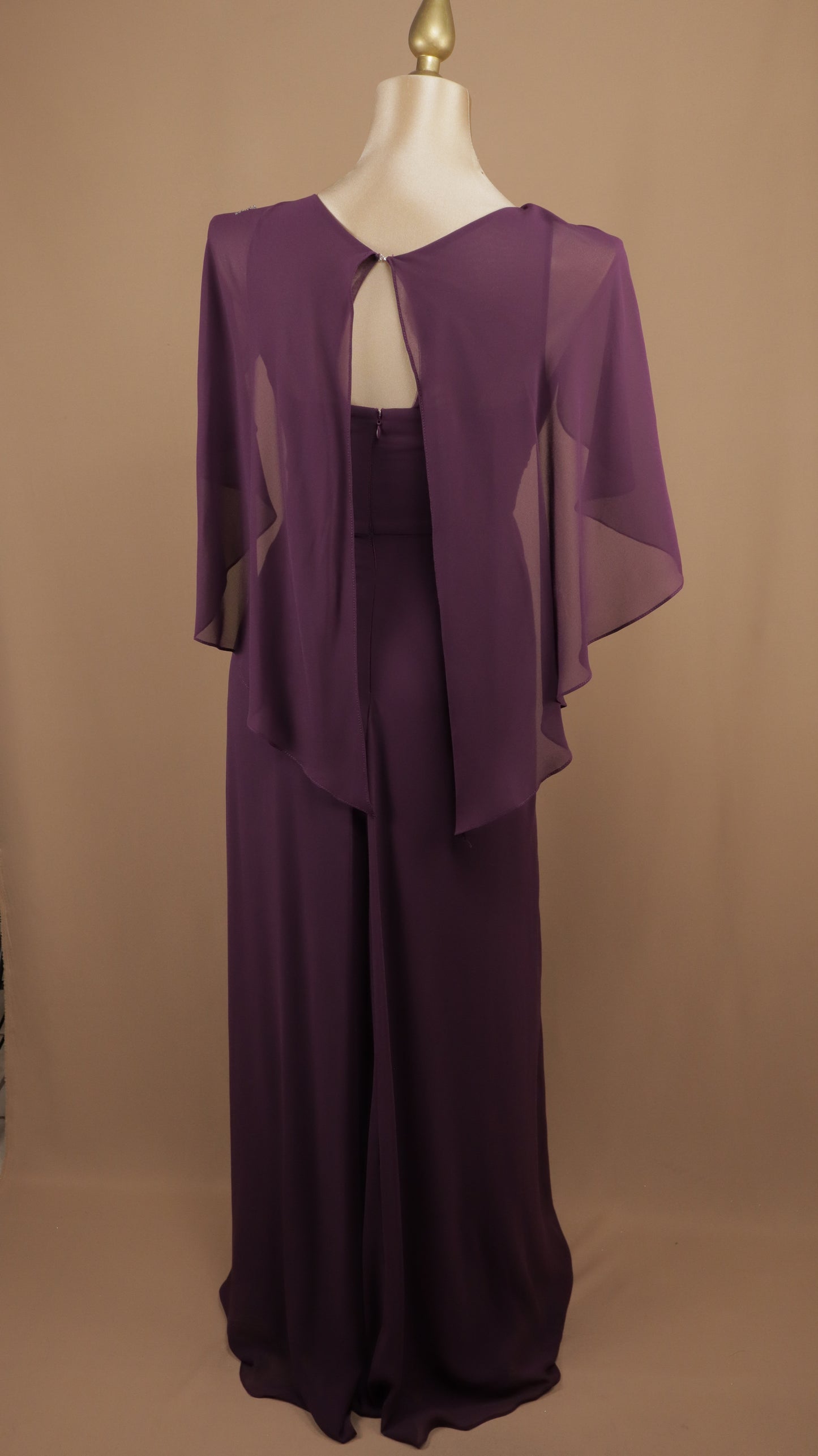 Vestido largo talla extra con capa y aplicación en los hombros