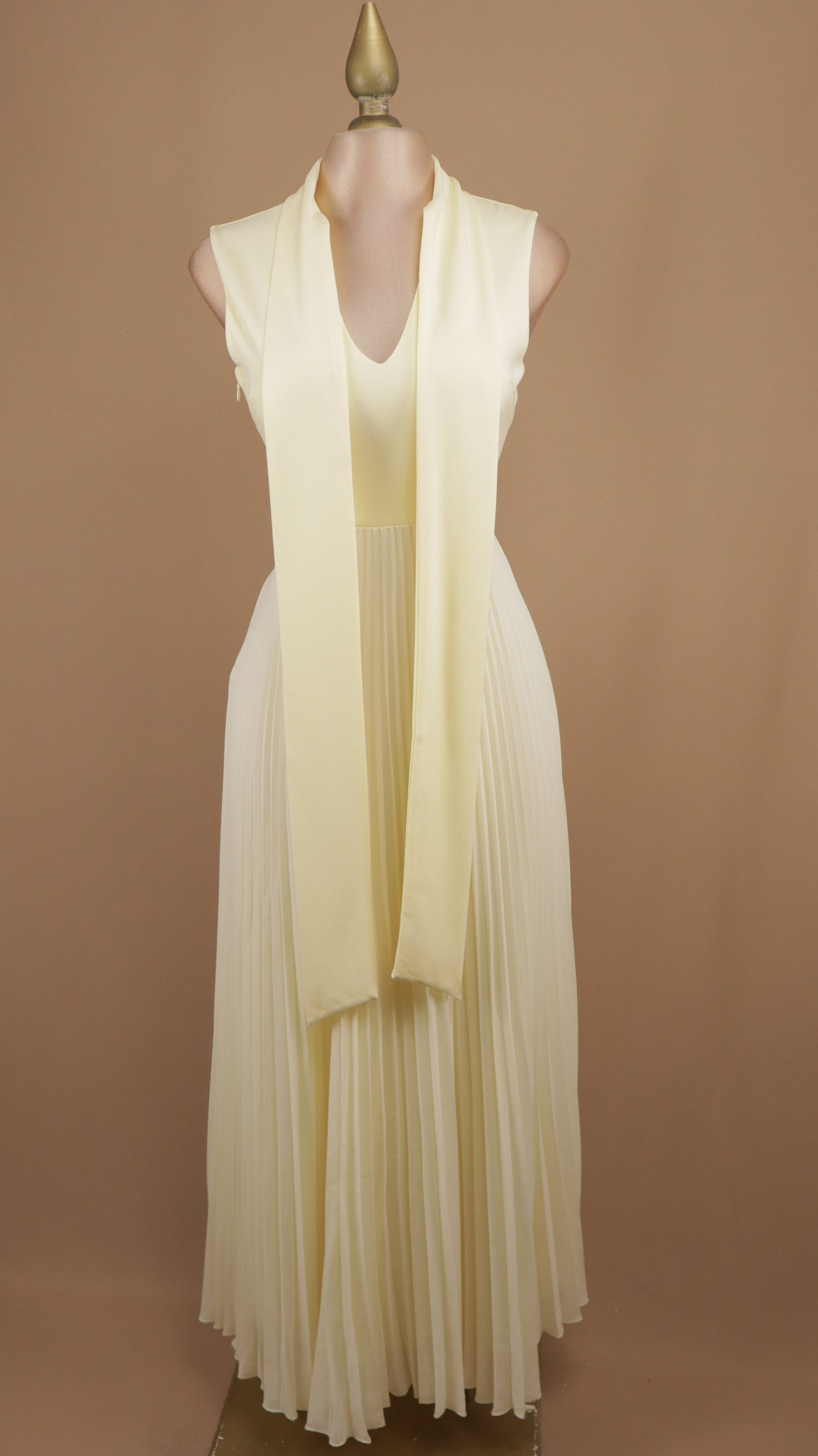 Vestido largo con falda plisada y listón en cuello