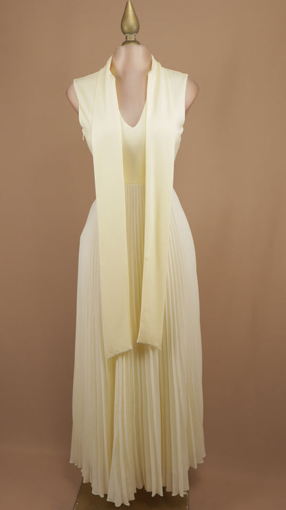 Vestido largo con falda plisada y listón en cuello