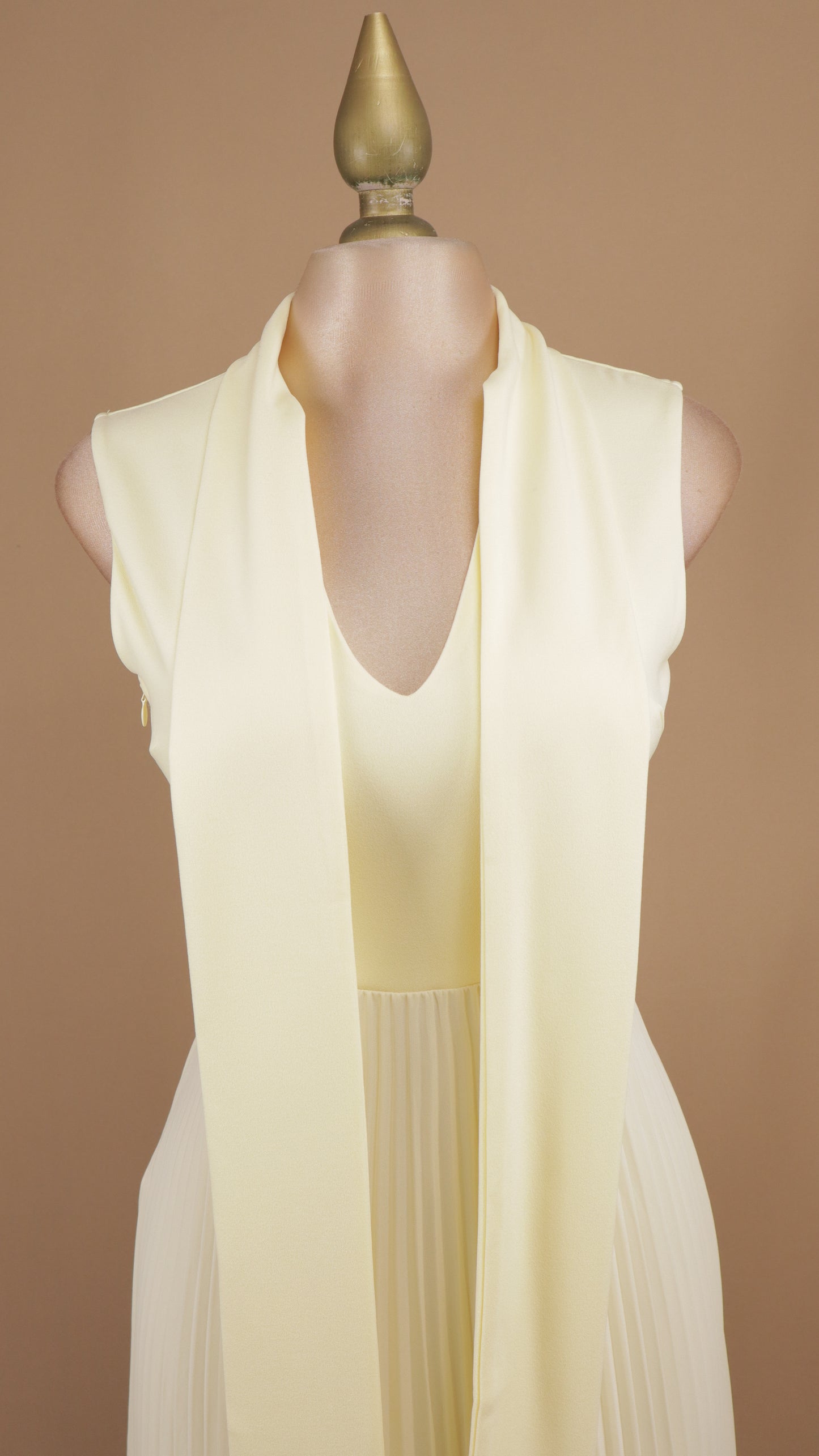 Vestido largo con falda plisada y listón en cuello