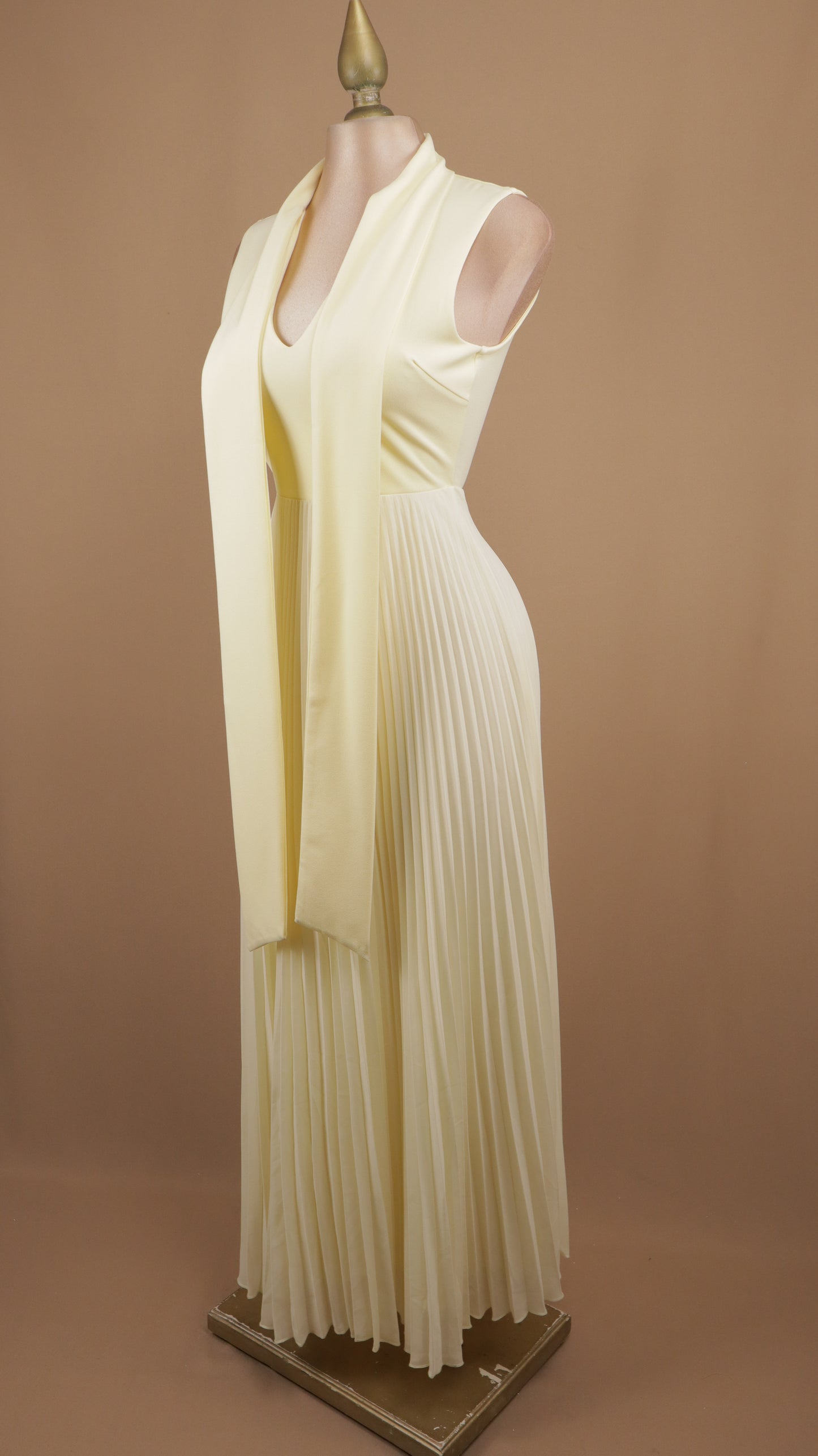 Vestido largo con falda plisada y listón en cuello