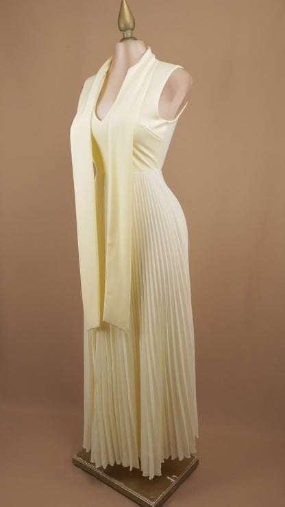 Vestido largo con falda plisada y listón en cuello