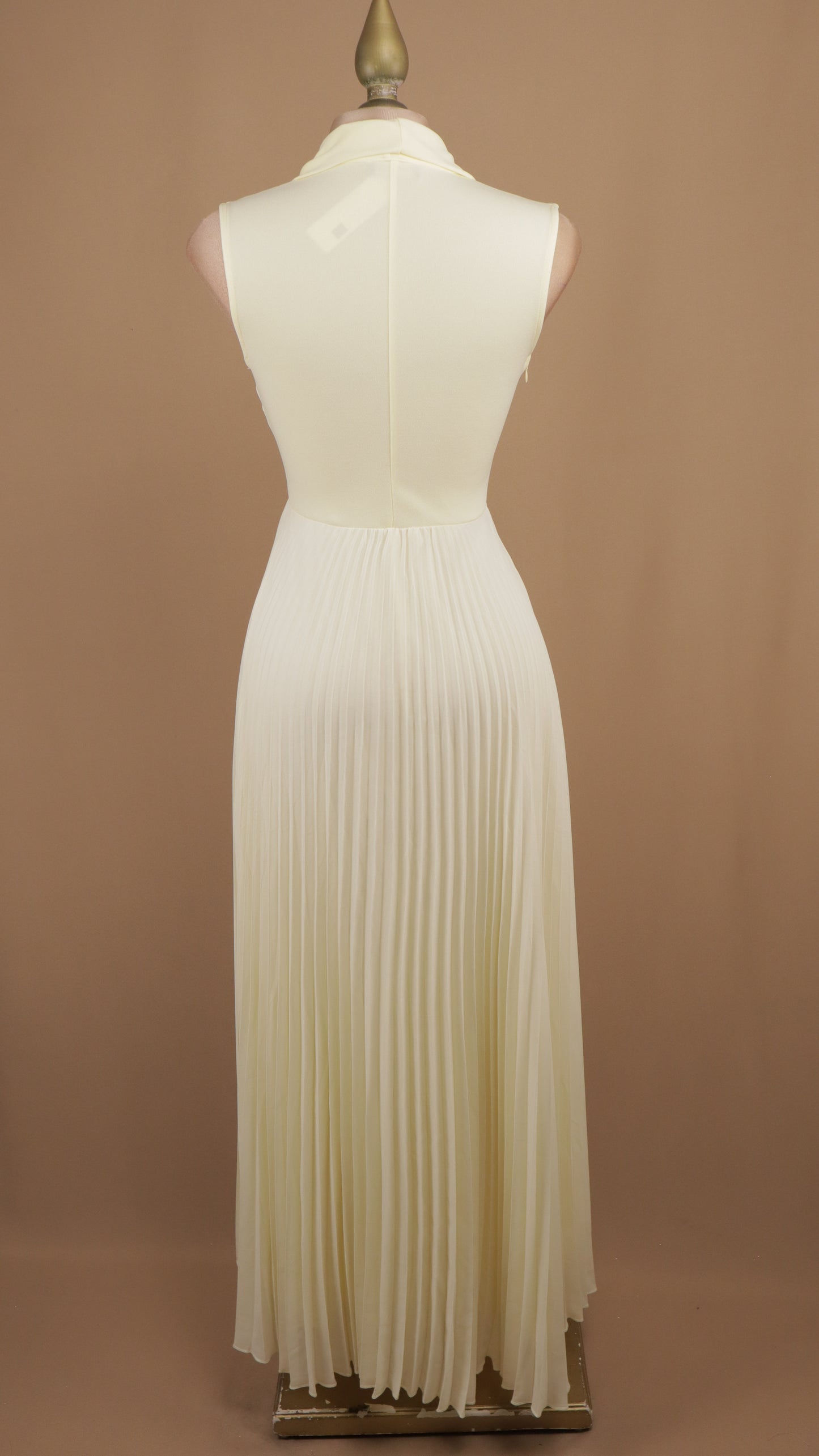 Vestido largo con falda plisada y listón en cuello