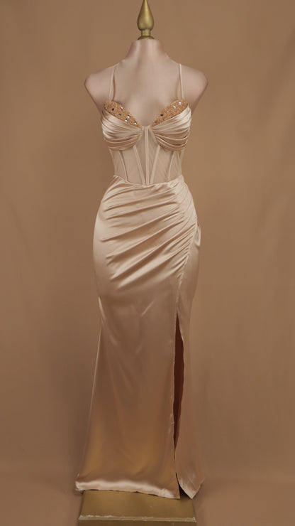 Vestido largo con pedrería en busto