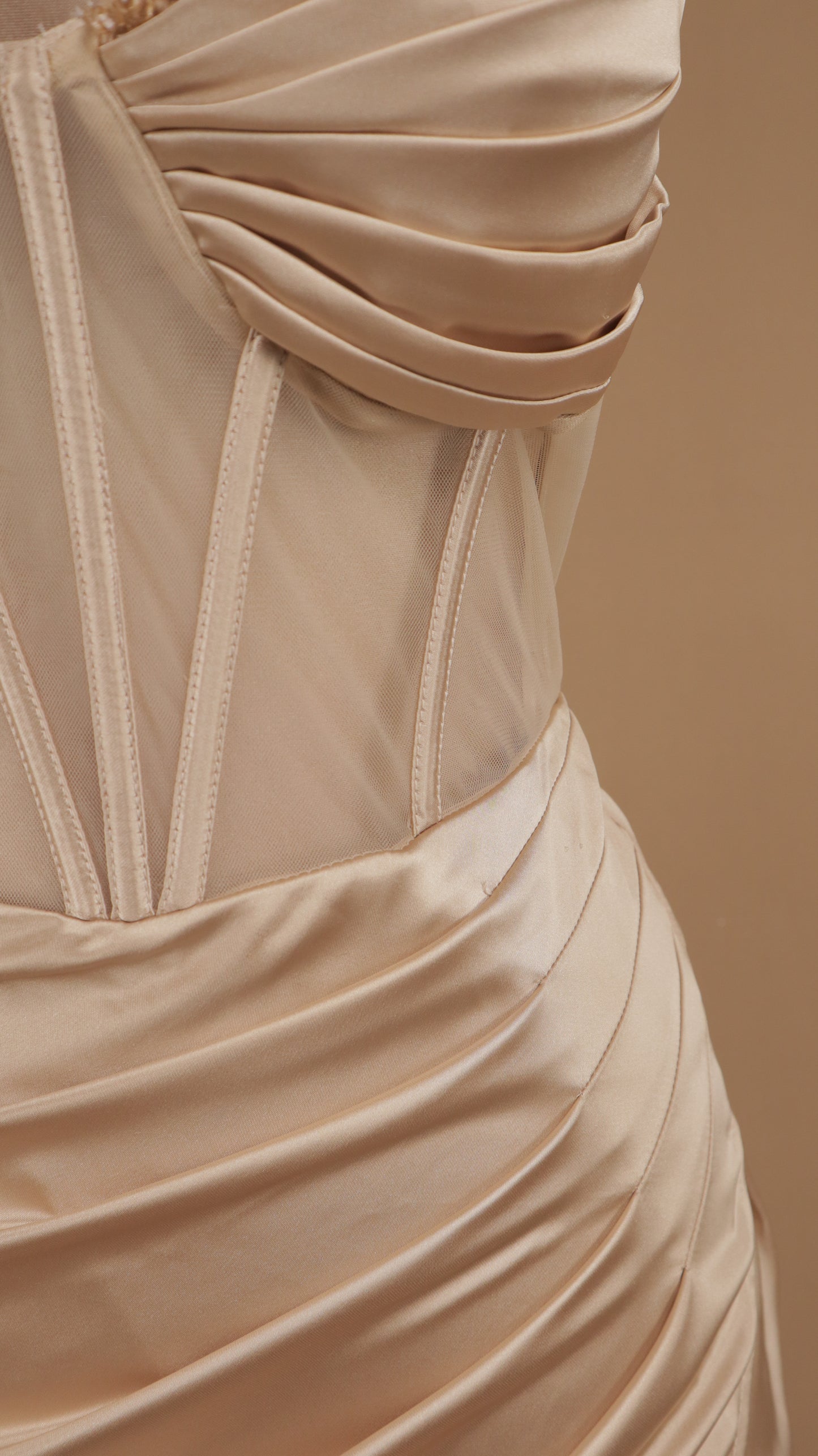 Vestido largo con pedrería en busto
