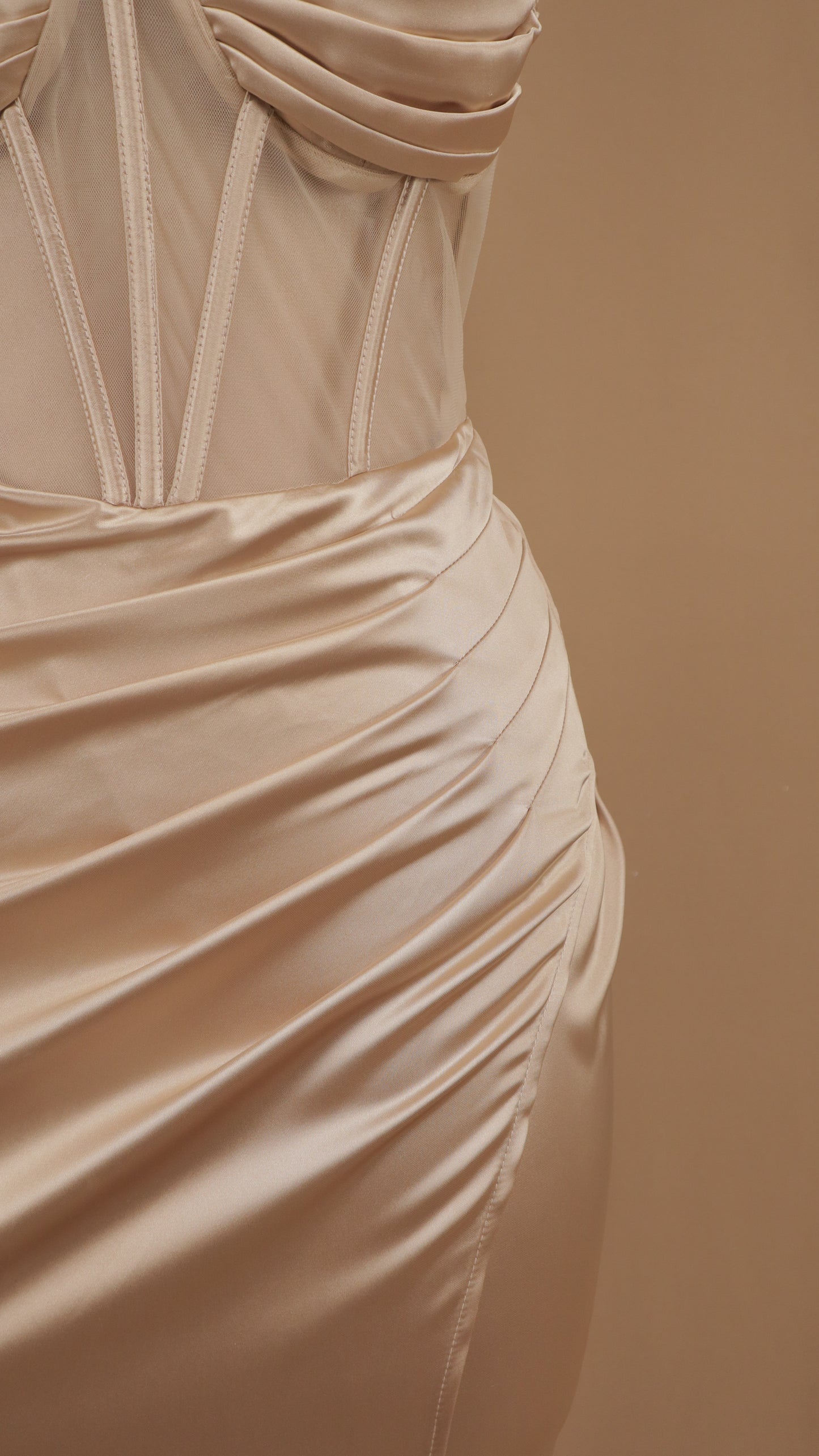 Vestido largo con pedrería en busto