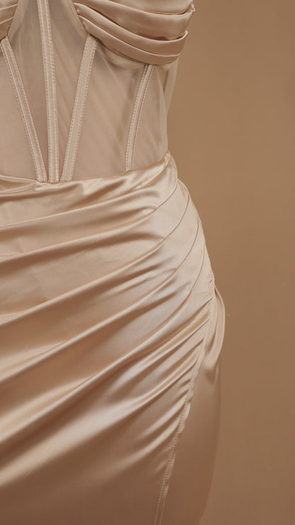 Vestido largo con pedrería en busto
