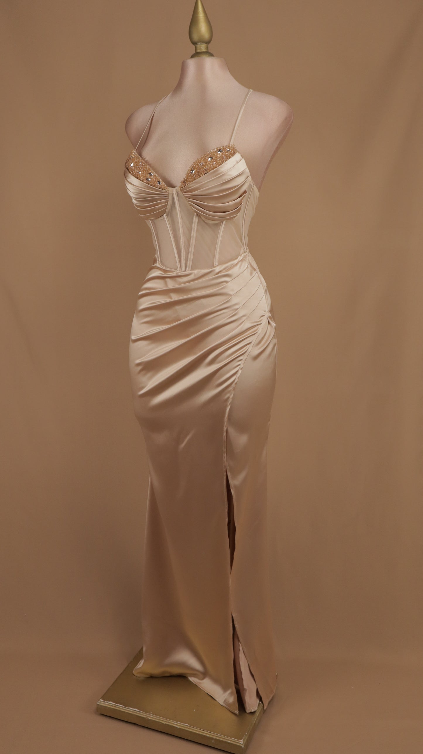 Vestido largo con pedrería en busto