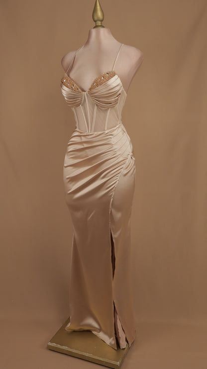 Vestido largo con pedrería en busto