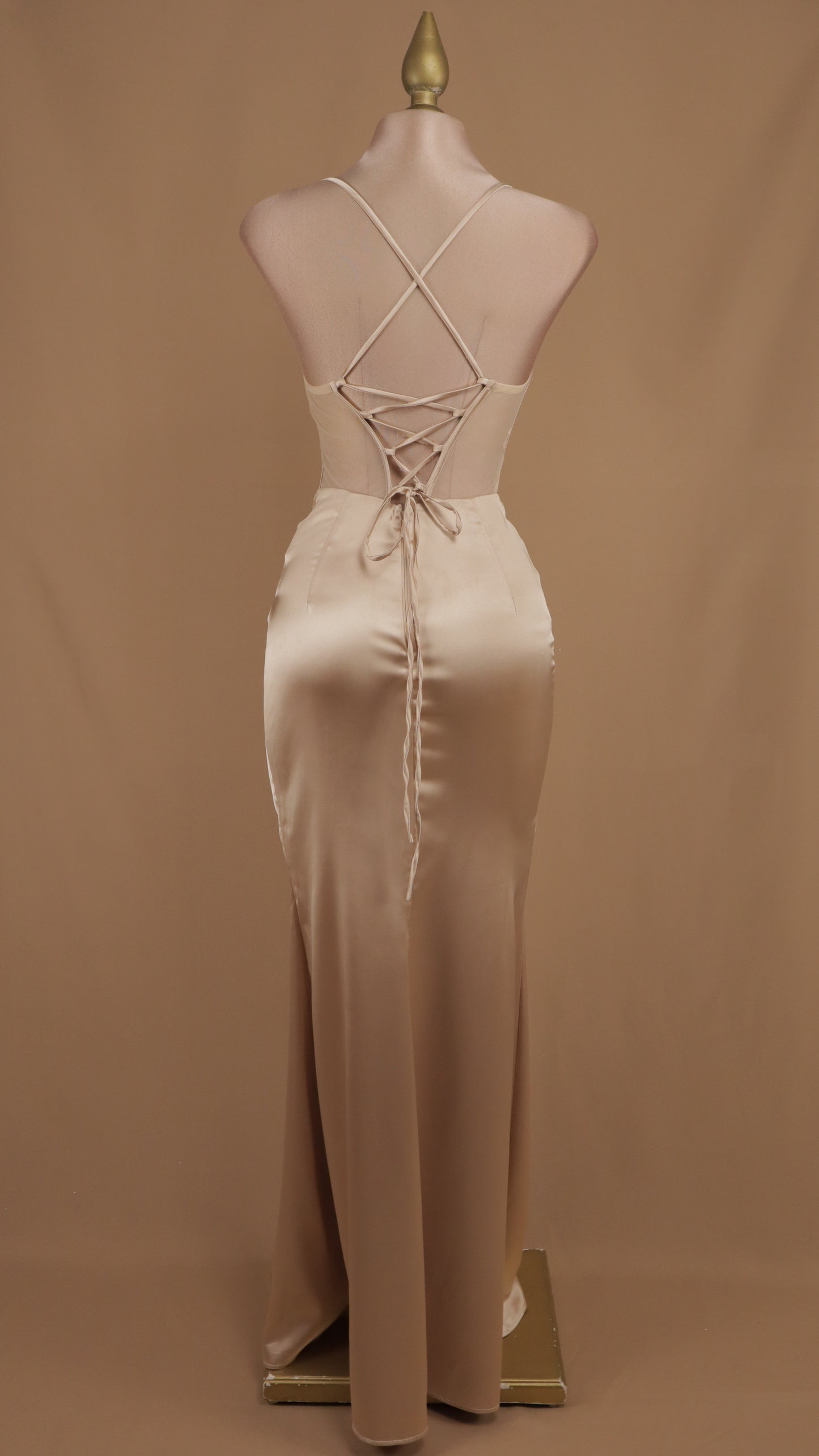 Vestido largo con pedrería en busto