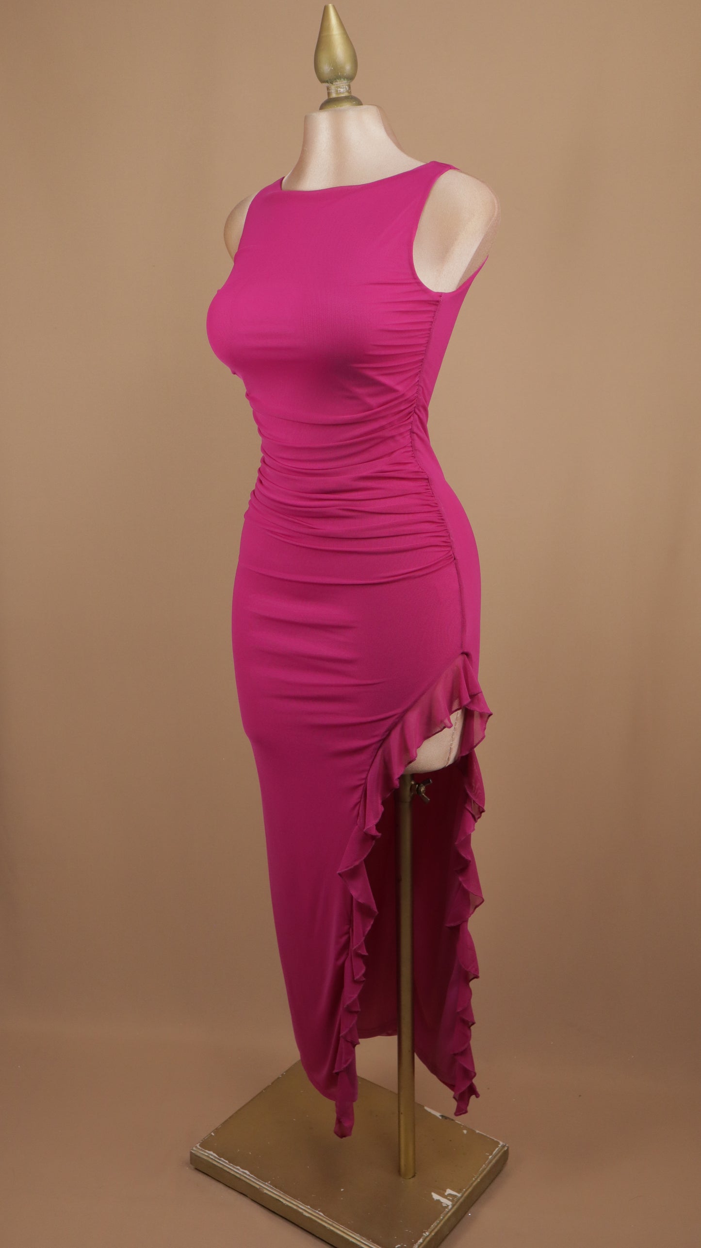 Vestido maxi resacado con escarola en abertura de pierna