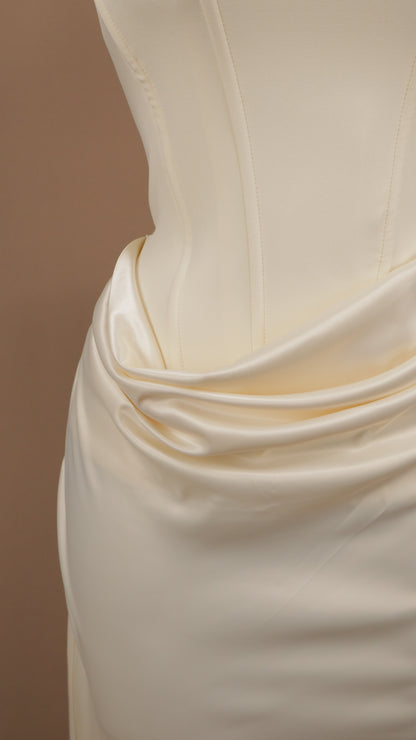 Vestido largo con corset y pliegues en cintura