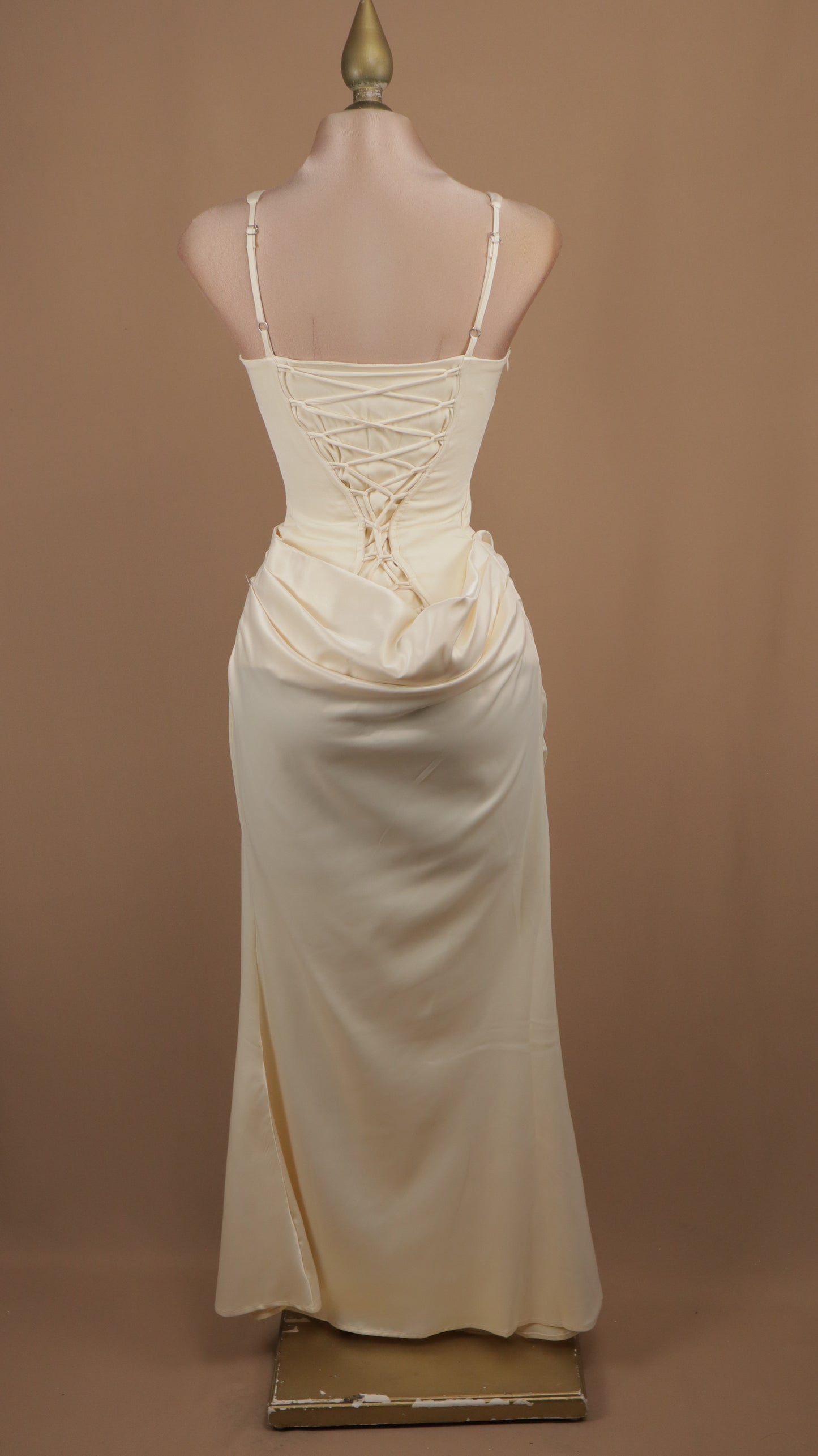 Vestido largo con corset y pliegues en cintura