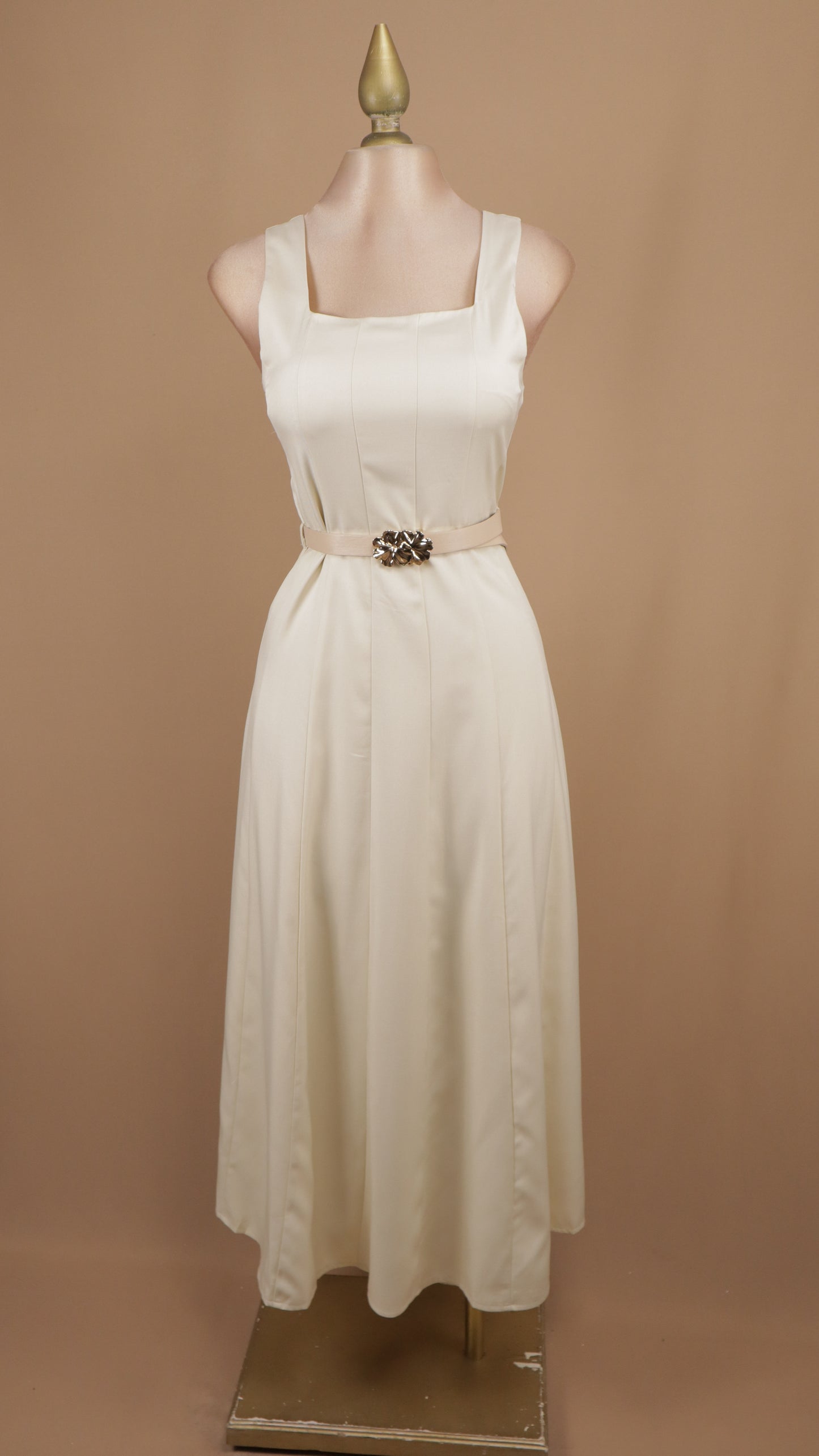 Vestido midi escote cuadrado con cinto