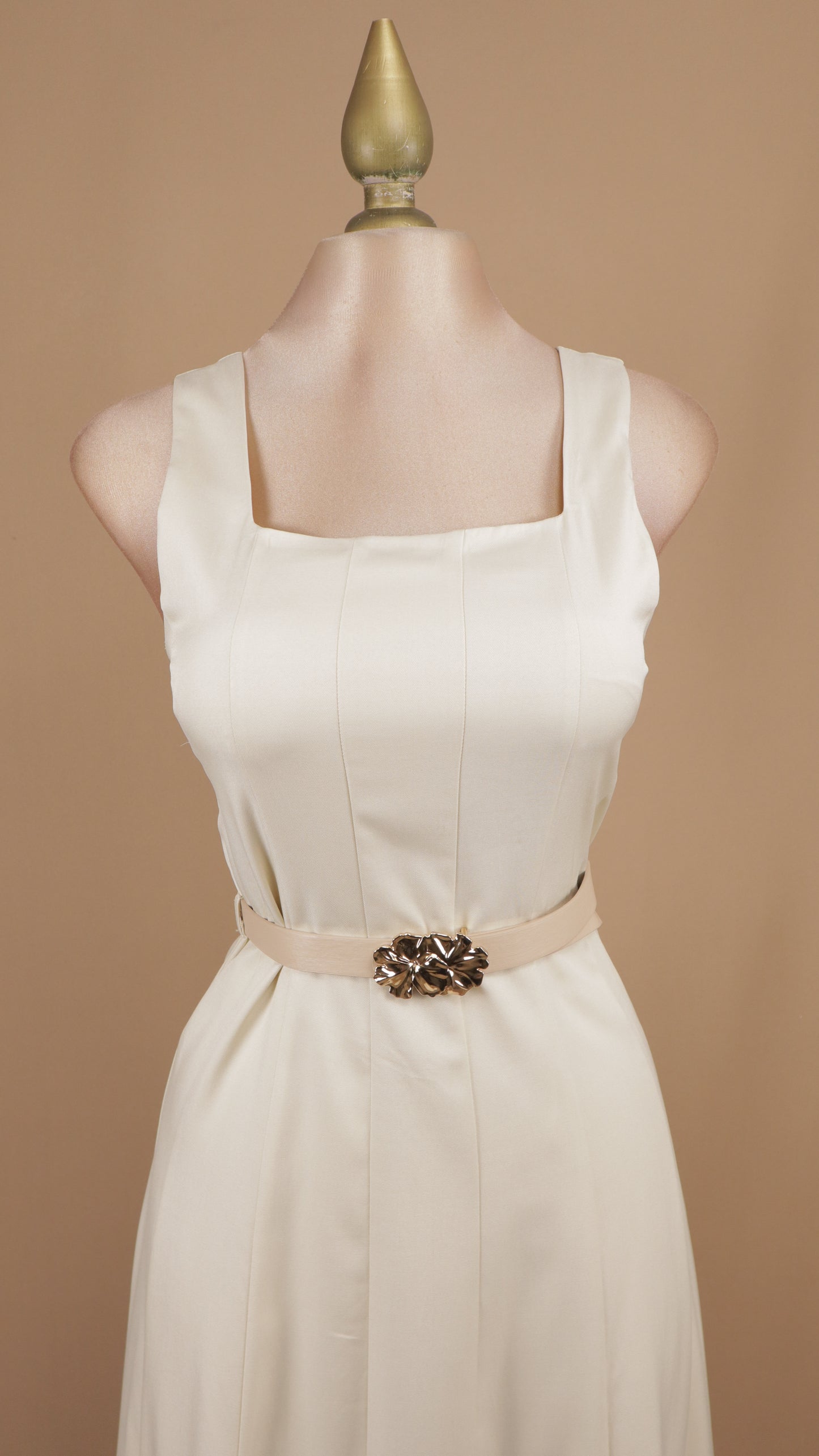 Vestido midi escote cuadrado con cinto
