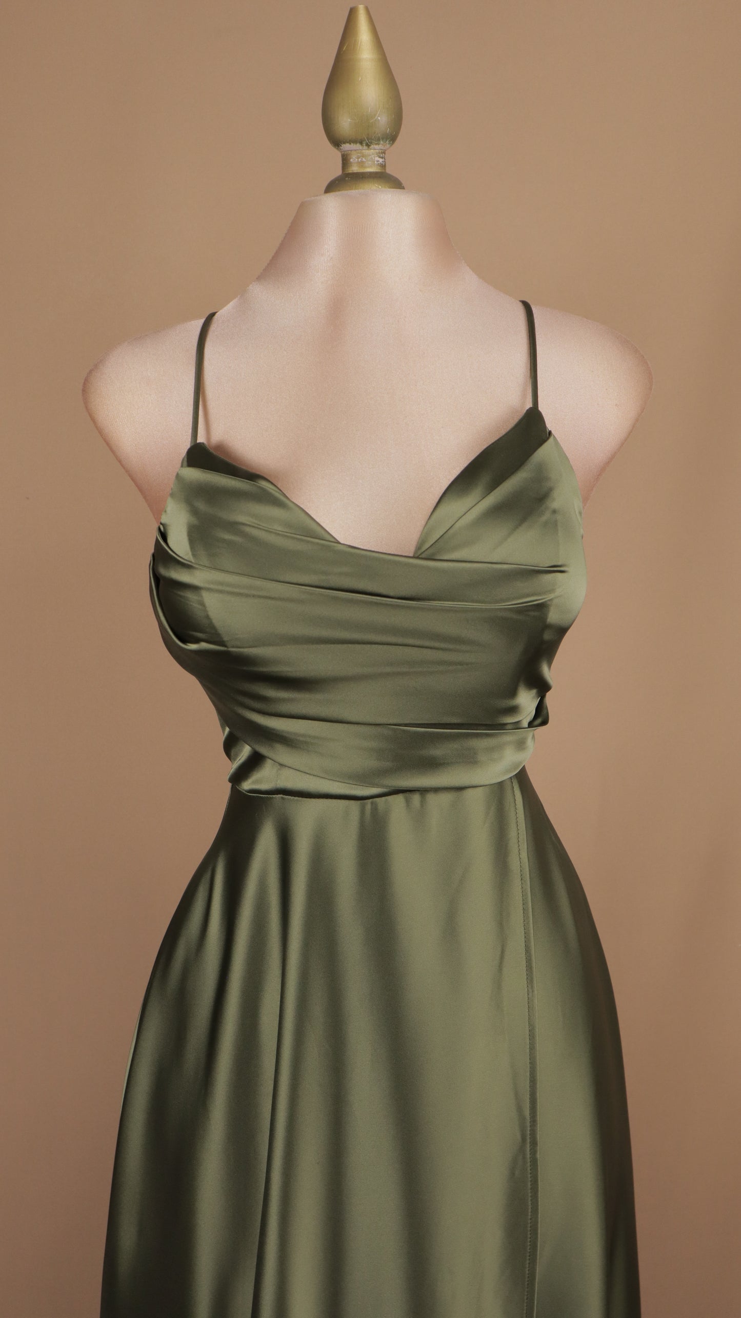 Vestido largo con escote en la espalda y corset
