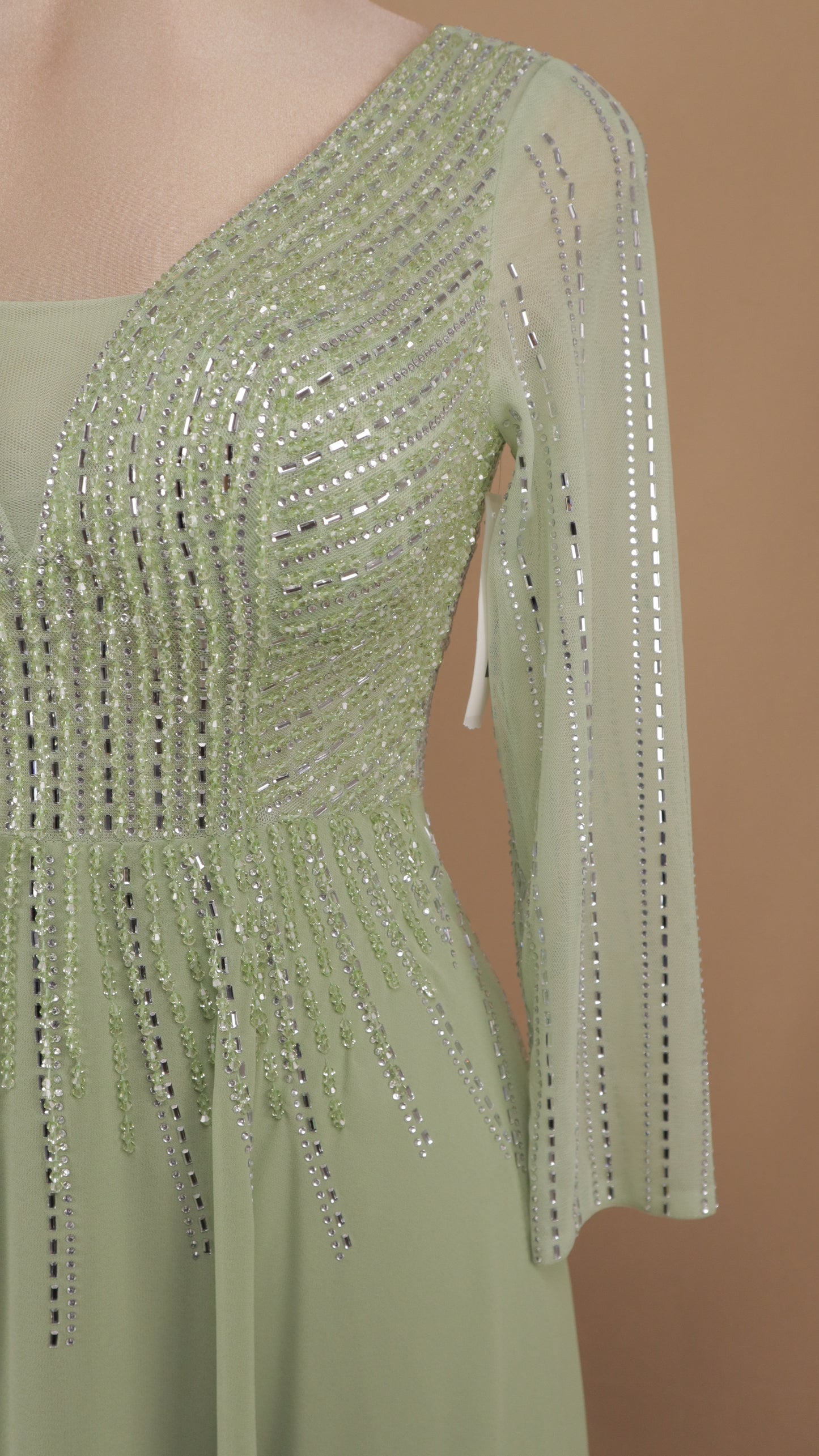 Vestido largo manga larga con aplicación y en línea A