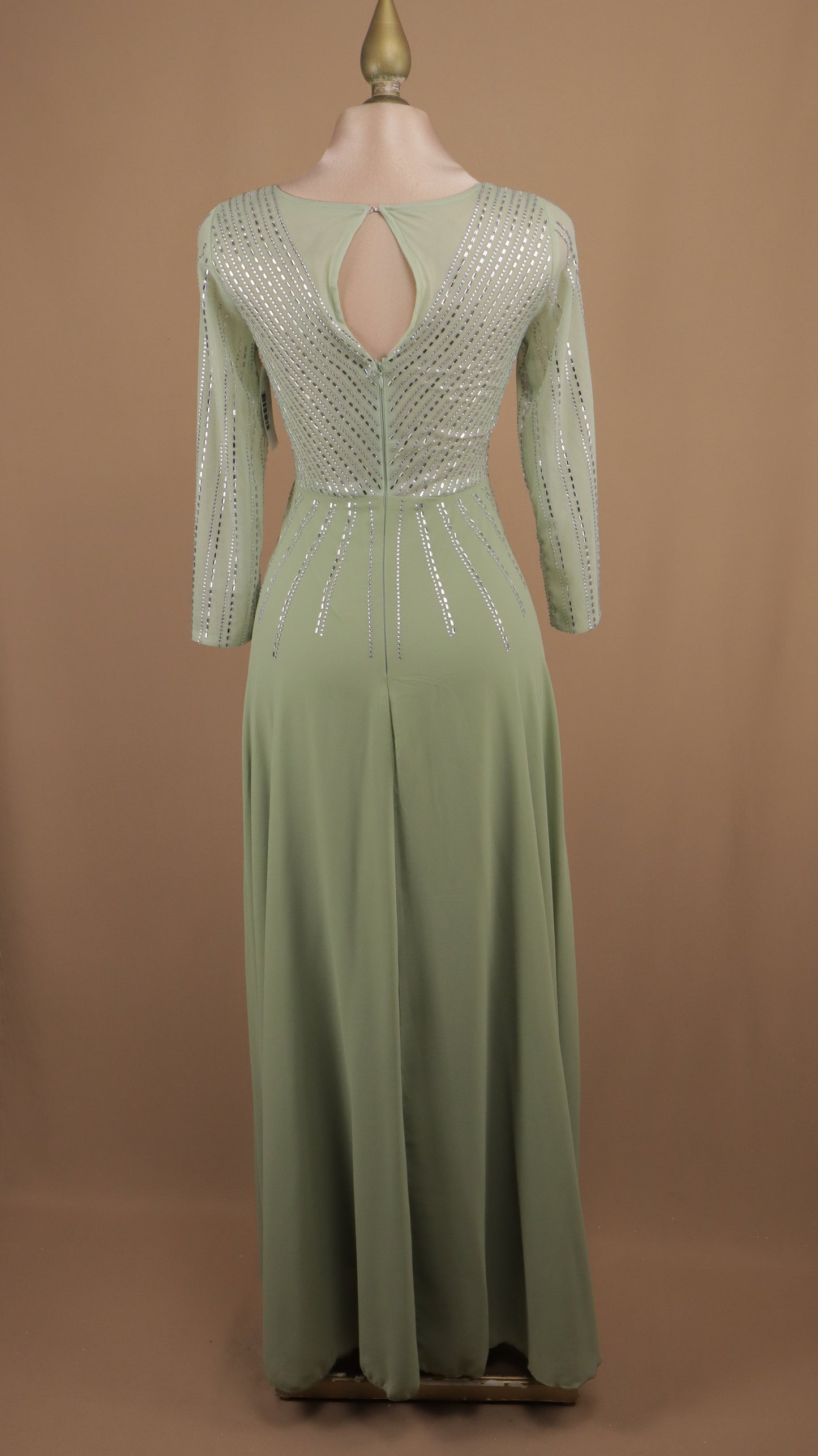 Vestido largo manga larga con aplicación y en línea A