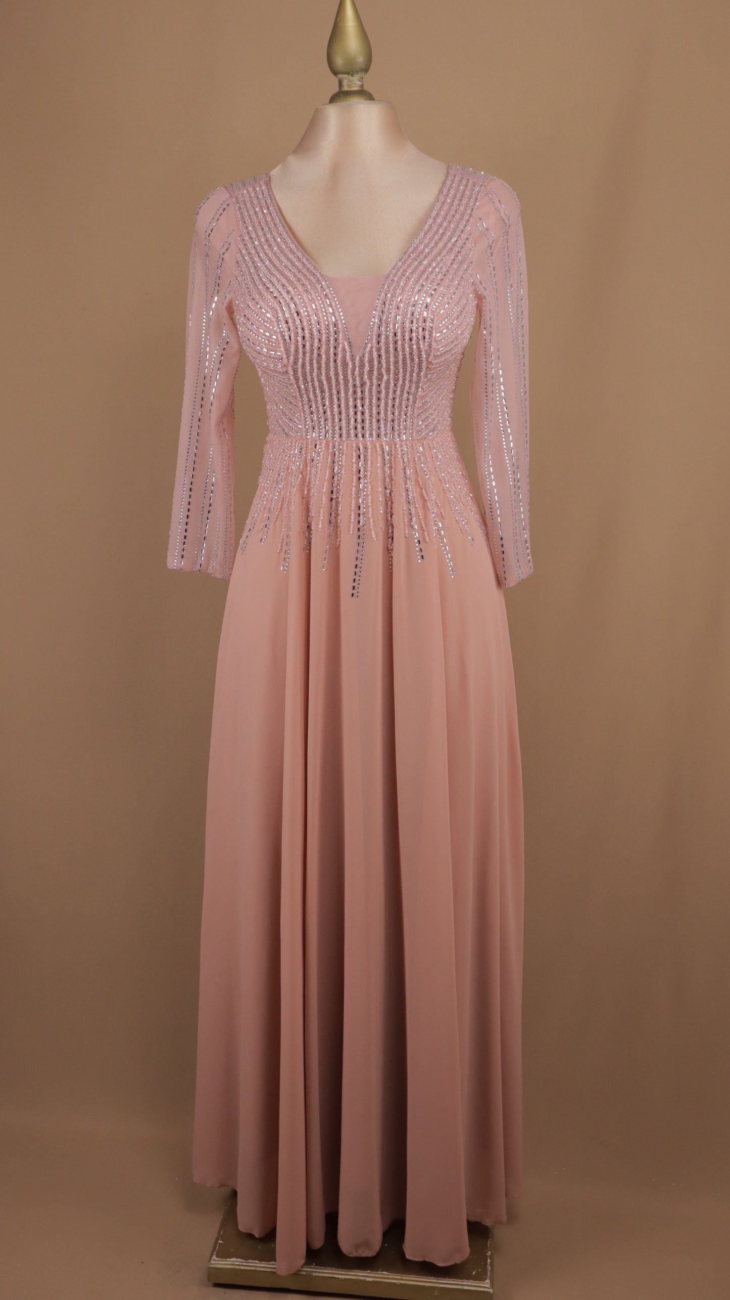Vestido largo manga larga con aplicación y en línea A