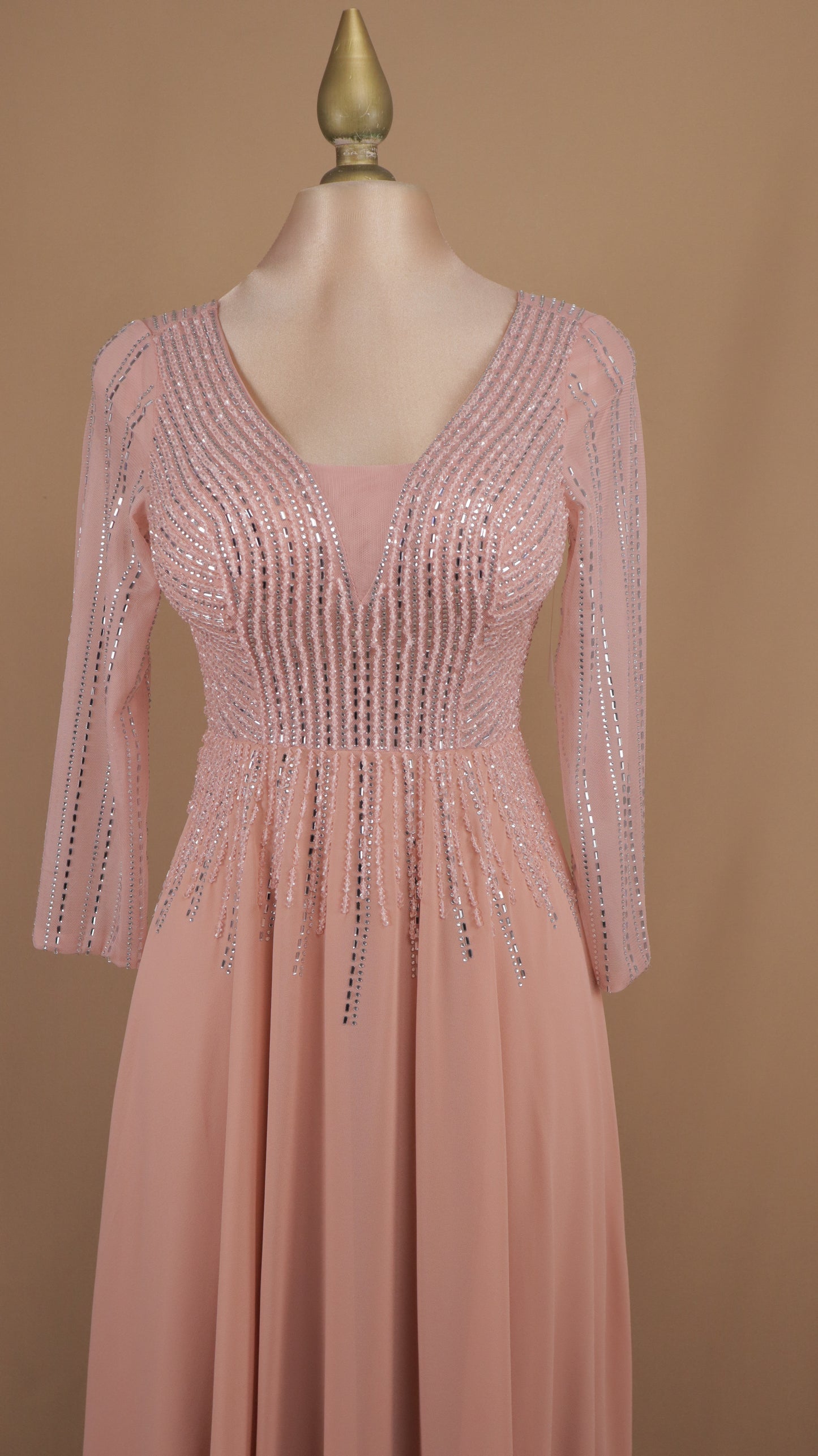 Vestido largo manga larga con aplicación y en línea A